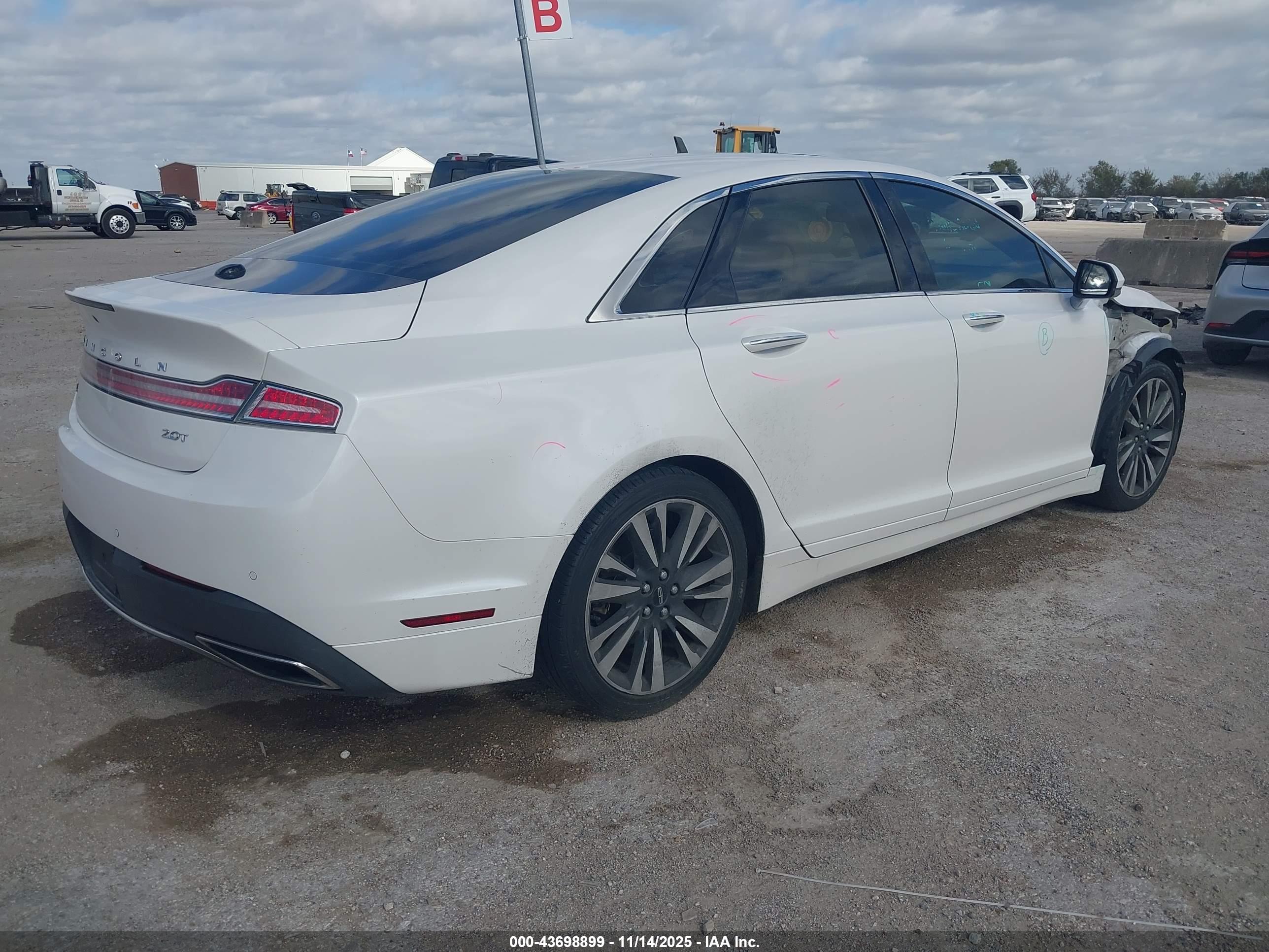 LINCOLN MKZ image 4
