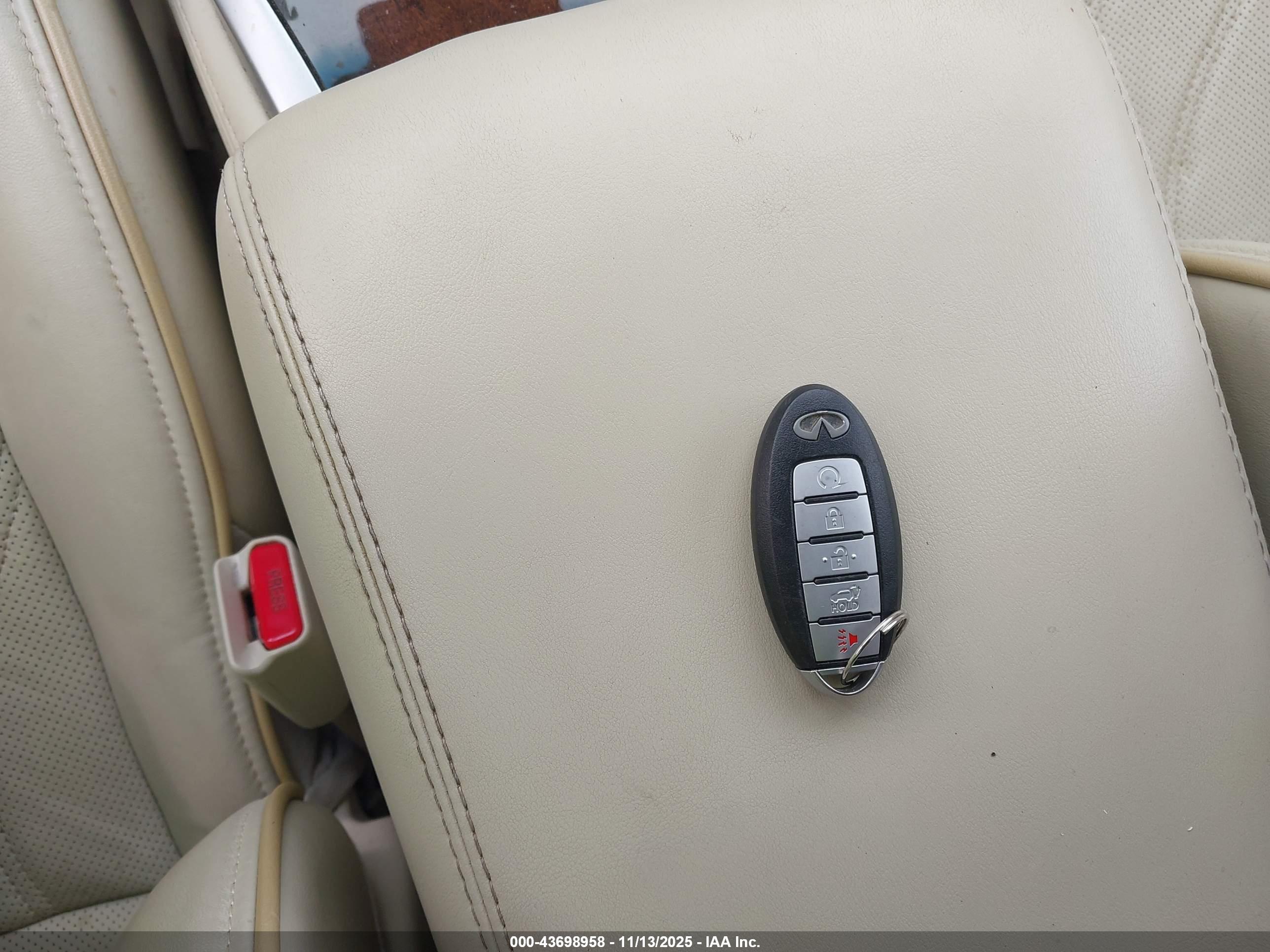 INFINITI JX35 image 11