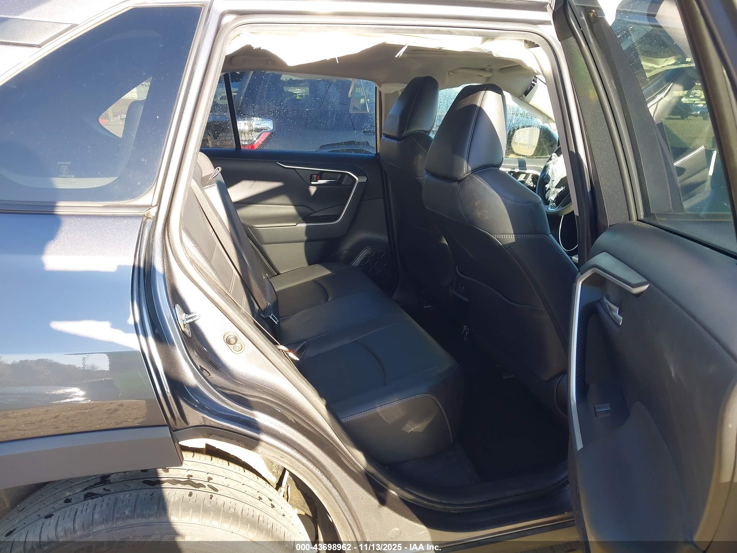 TOYOTA RAV4 image 8