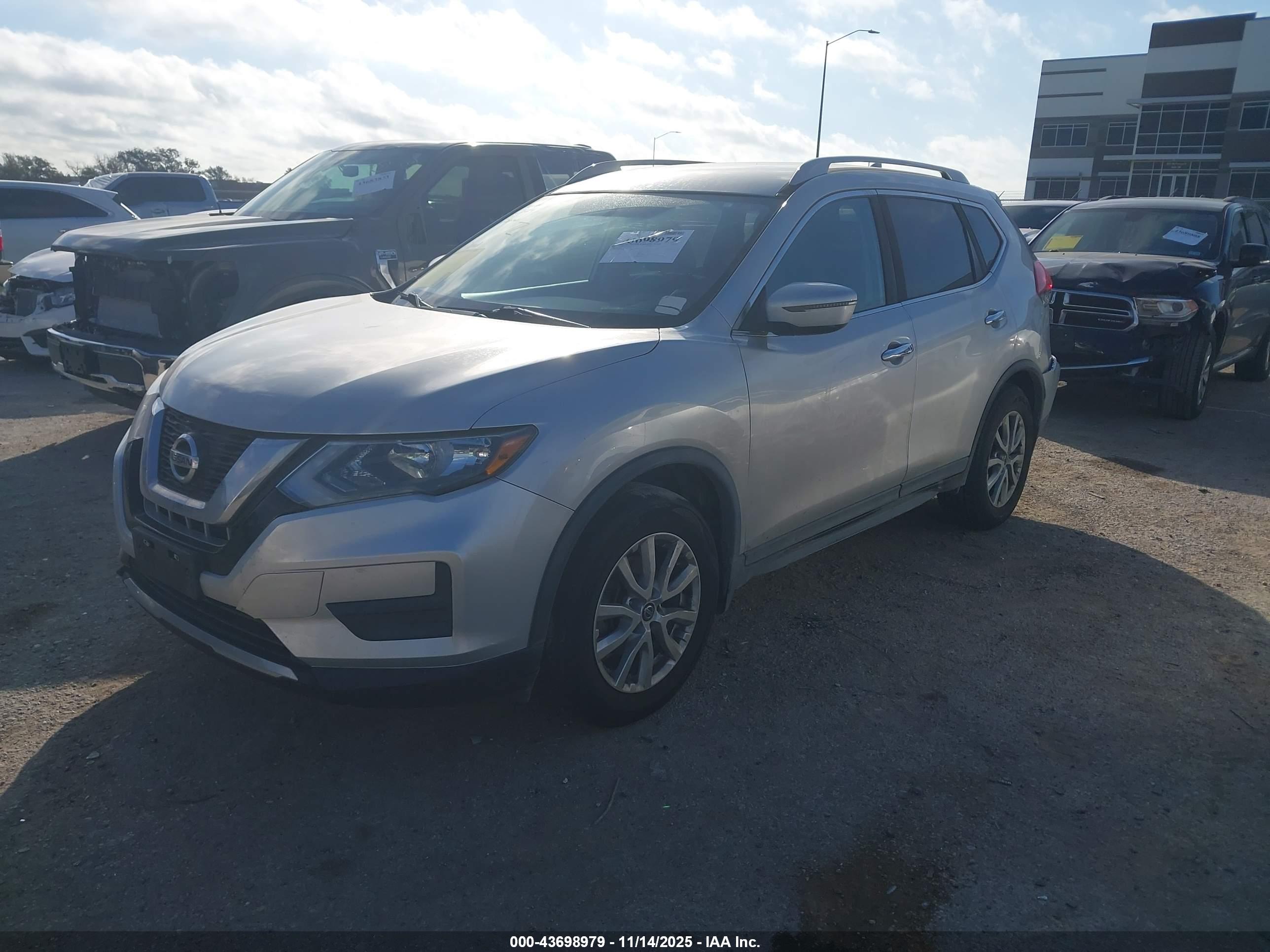 NISSAN ROGUE image 2