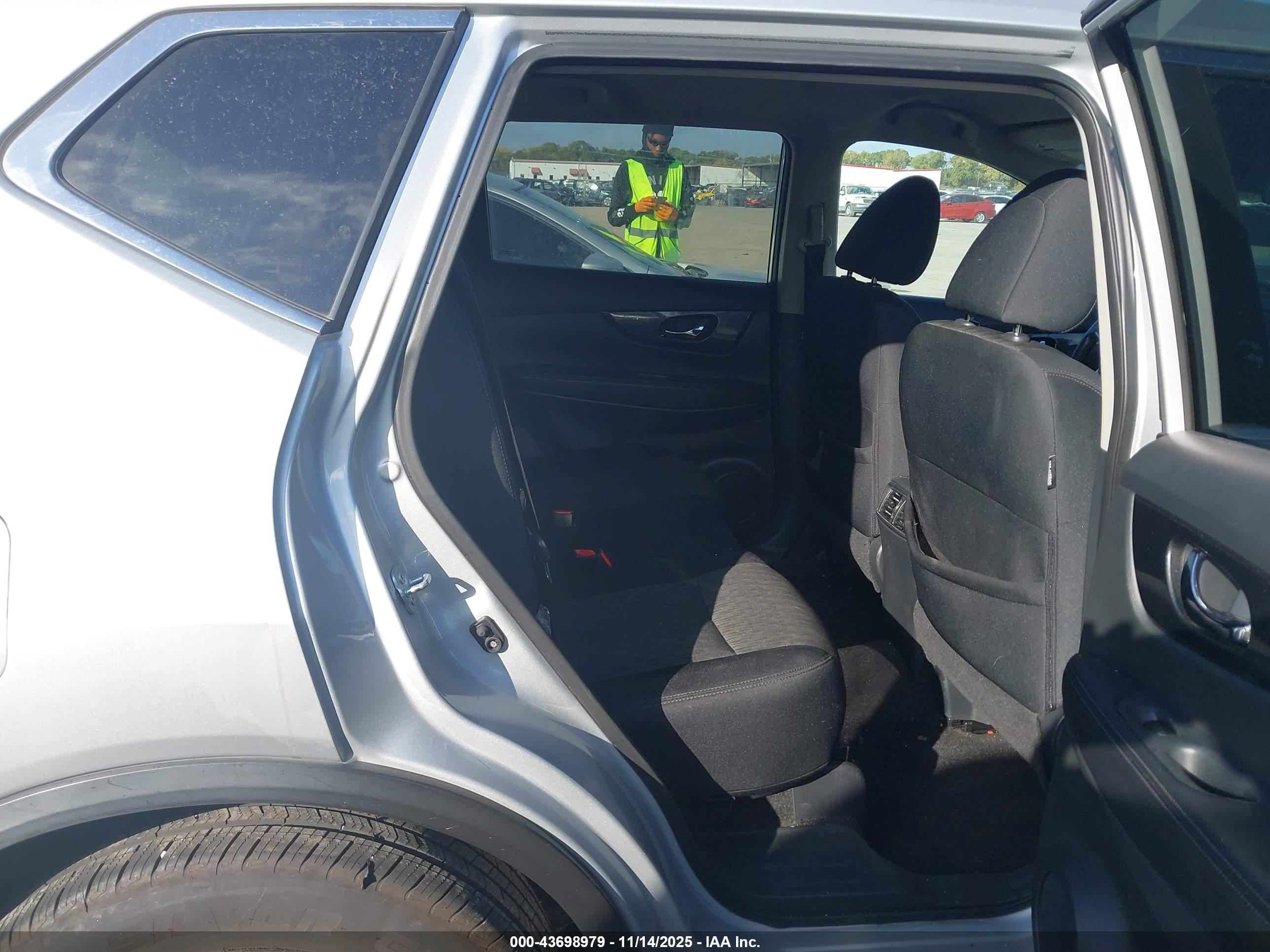 NISSAN ROGUE image 8