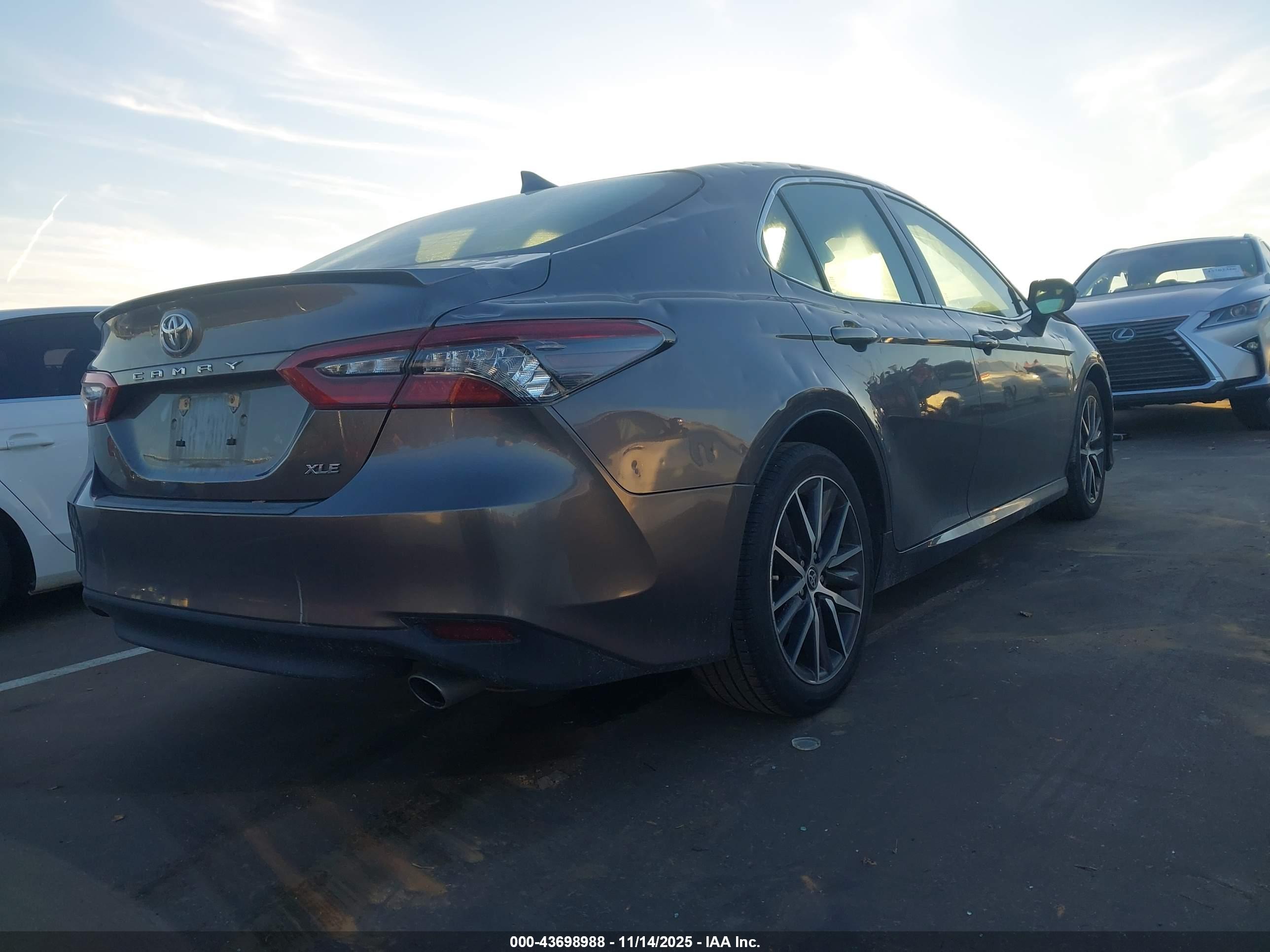 TOYOTA CAMRY image 4