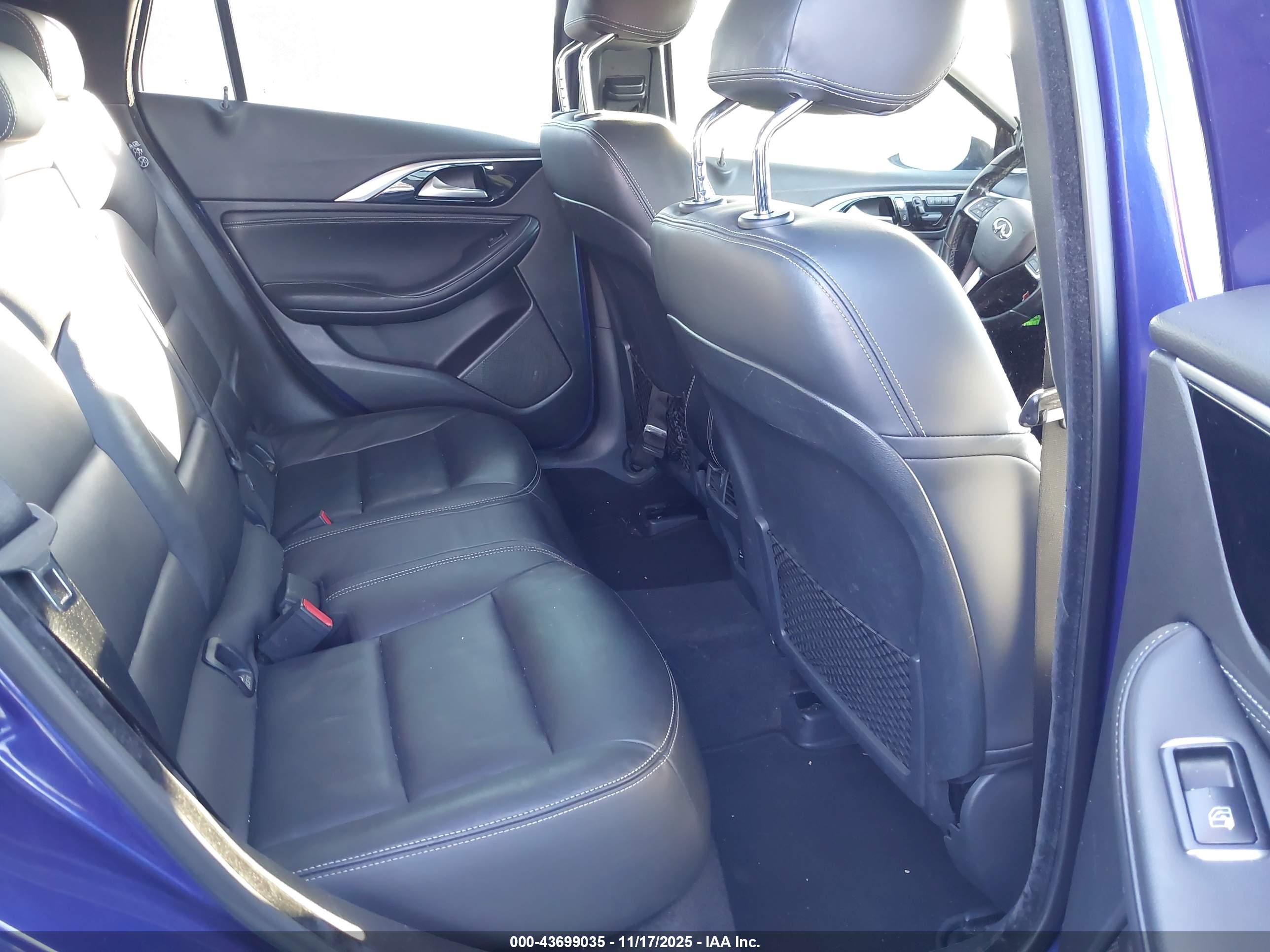 INFINITI QX30 image 8