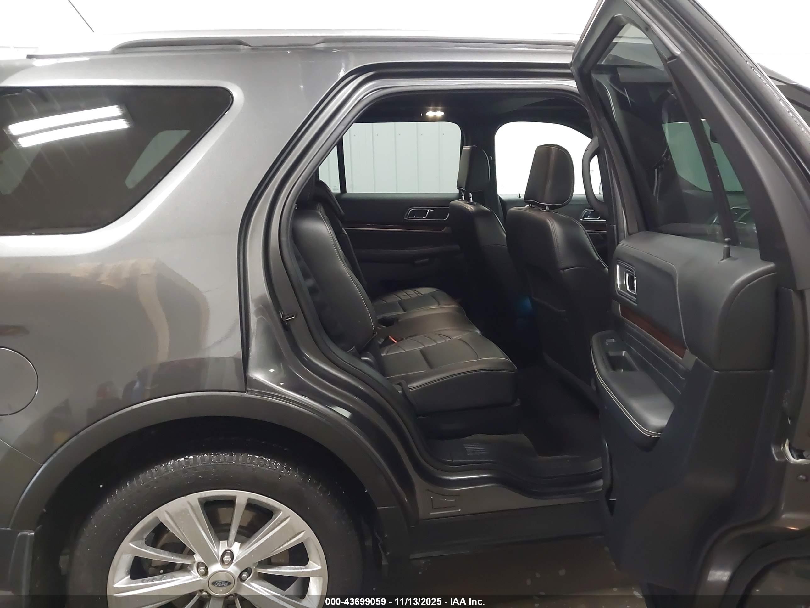 FORD EXPLORER image 8
