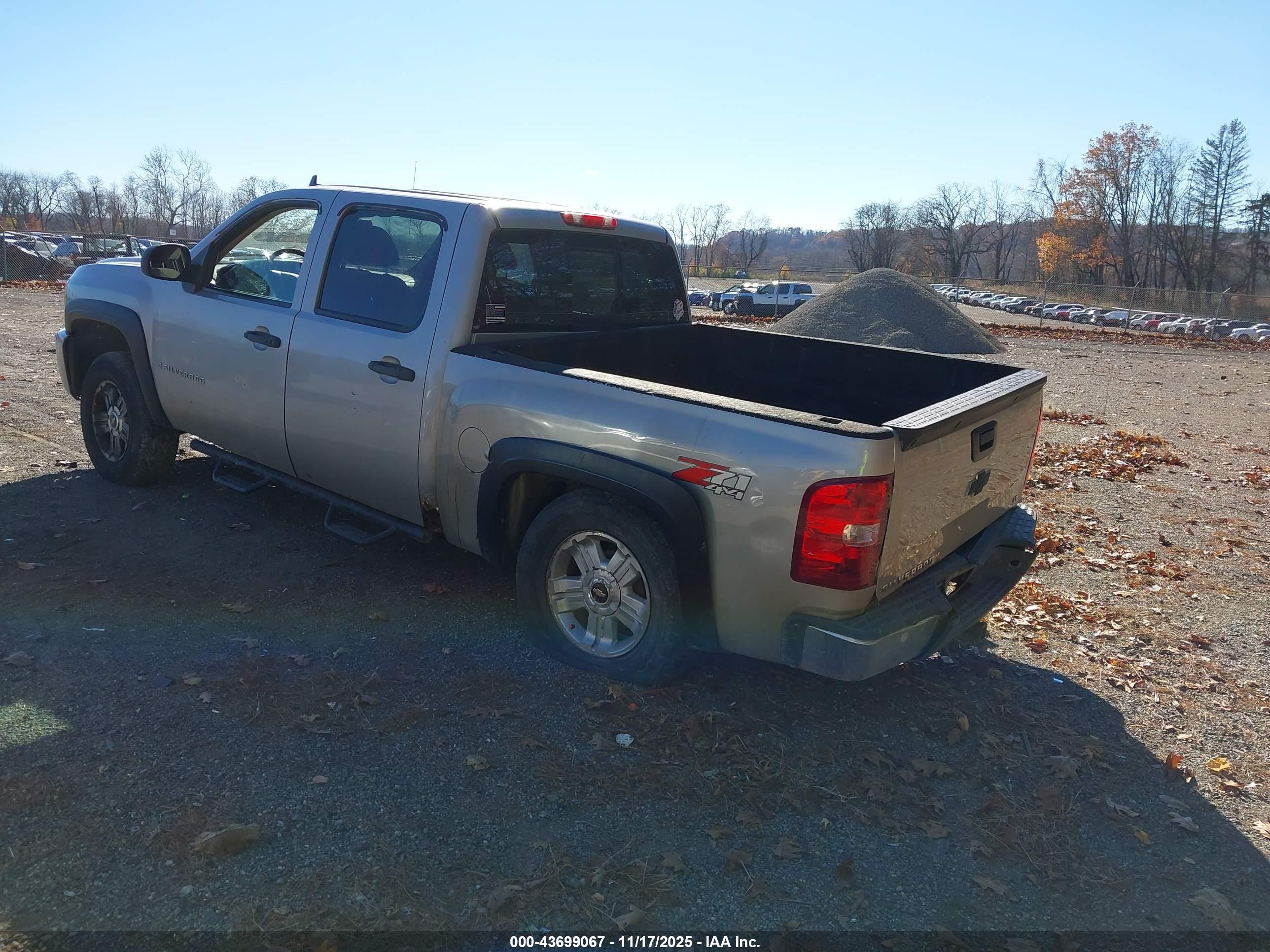 CHEVROLET SILVERADO image 3