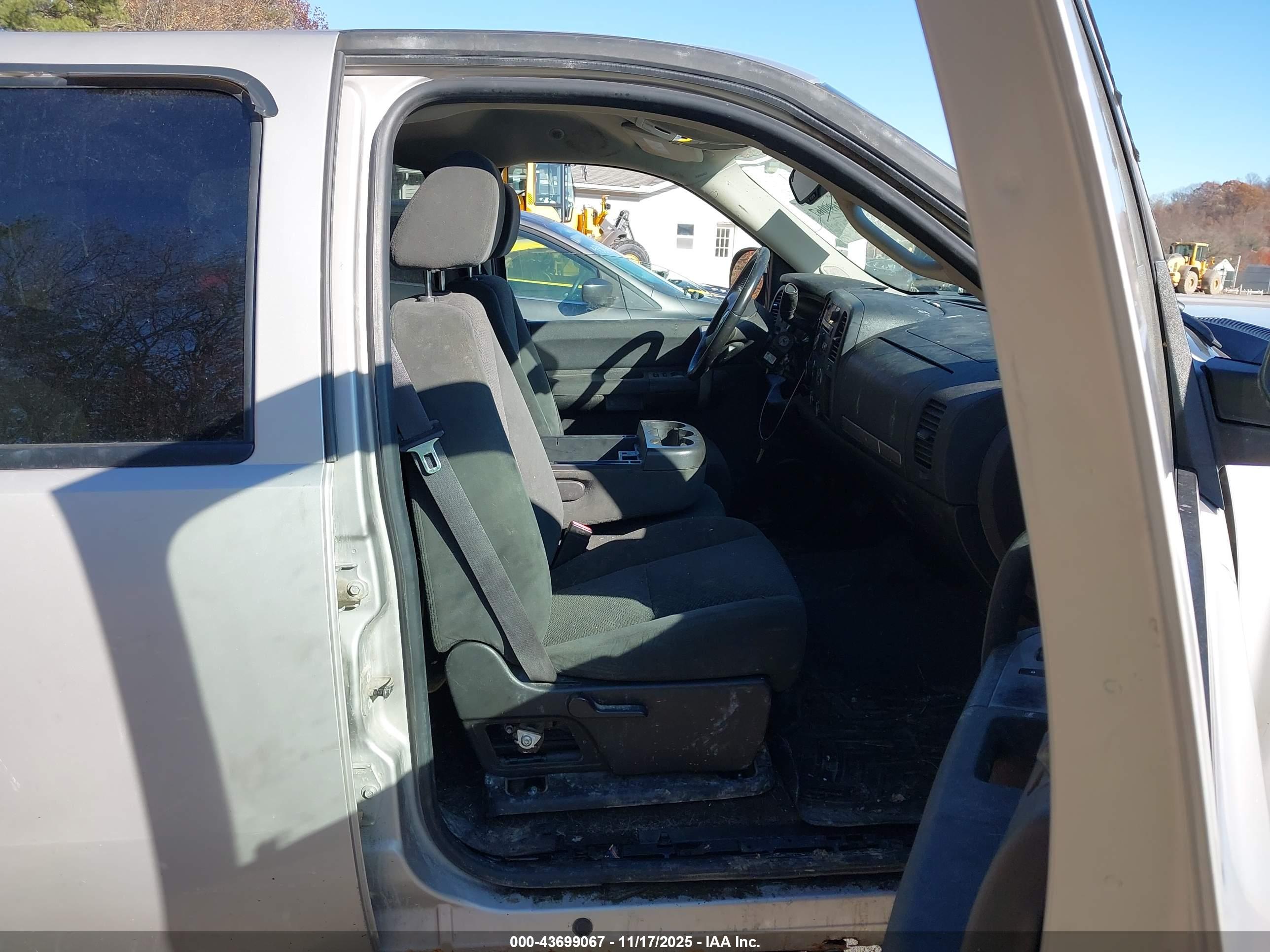 CHEVROLET SILVERADO image 5