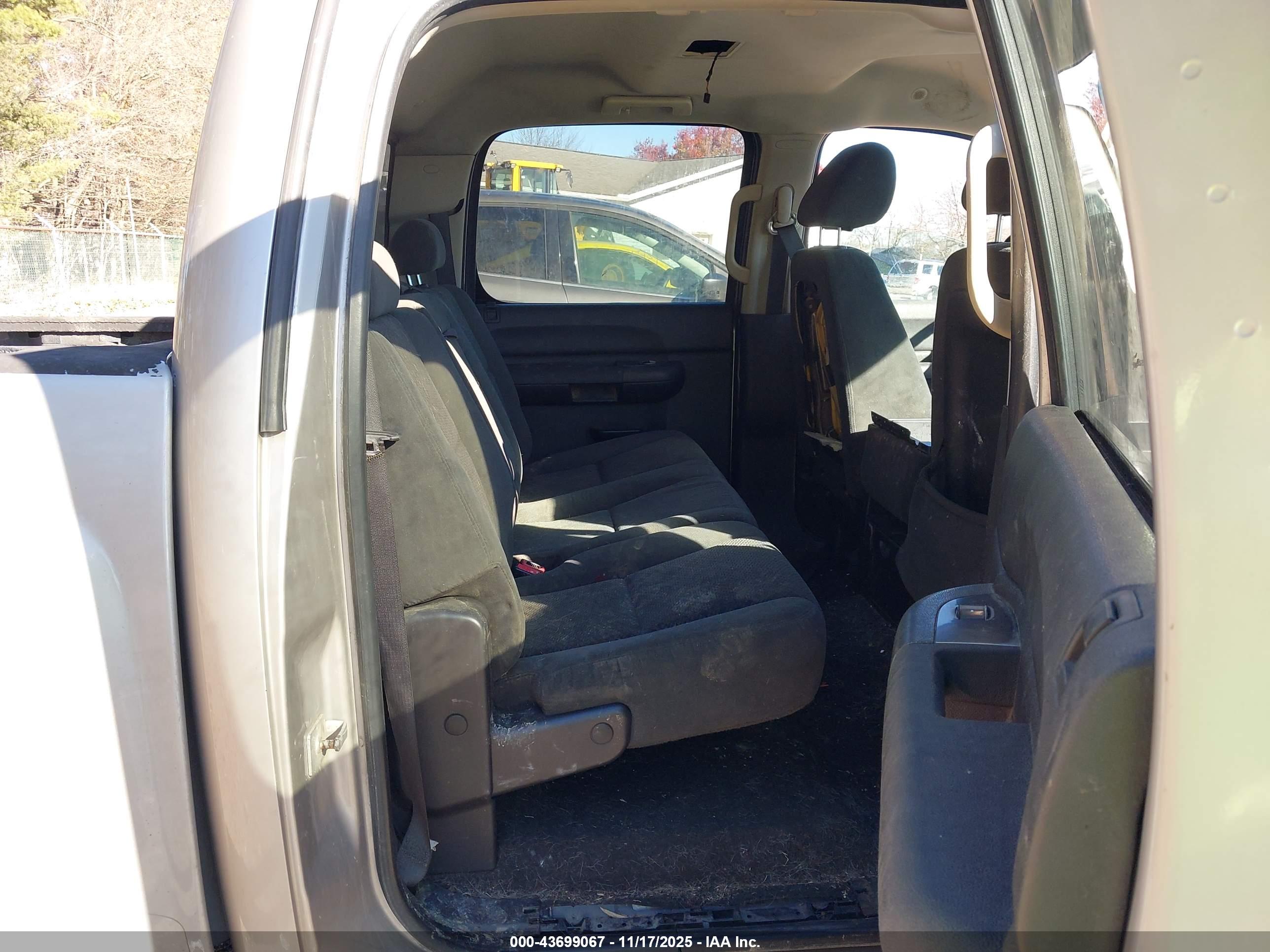 CHEVROLET SILVERADO image 8