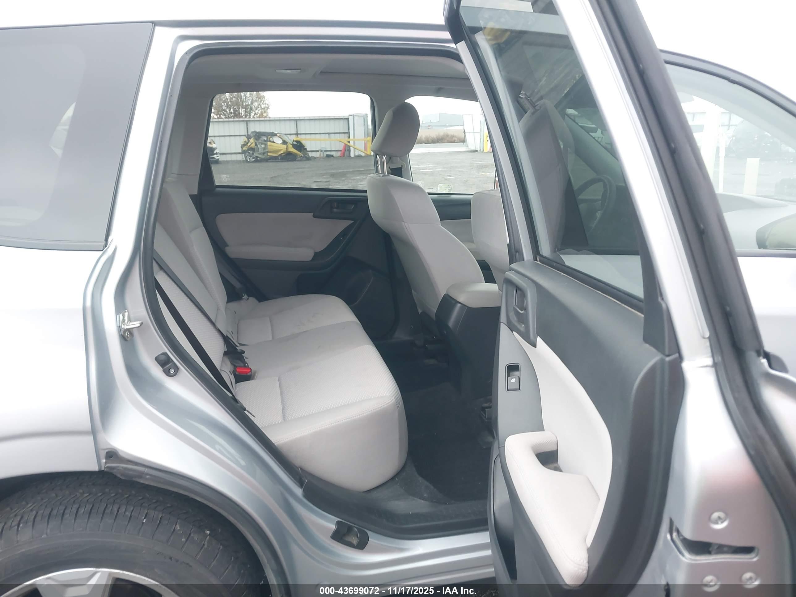 SUBARU FORESTER image 8