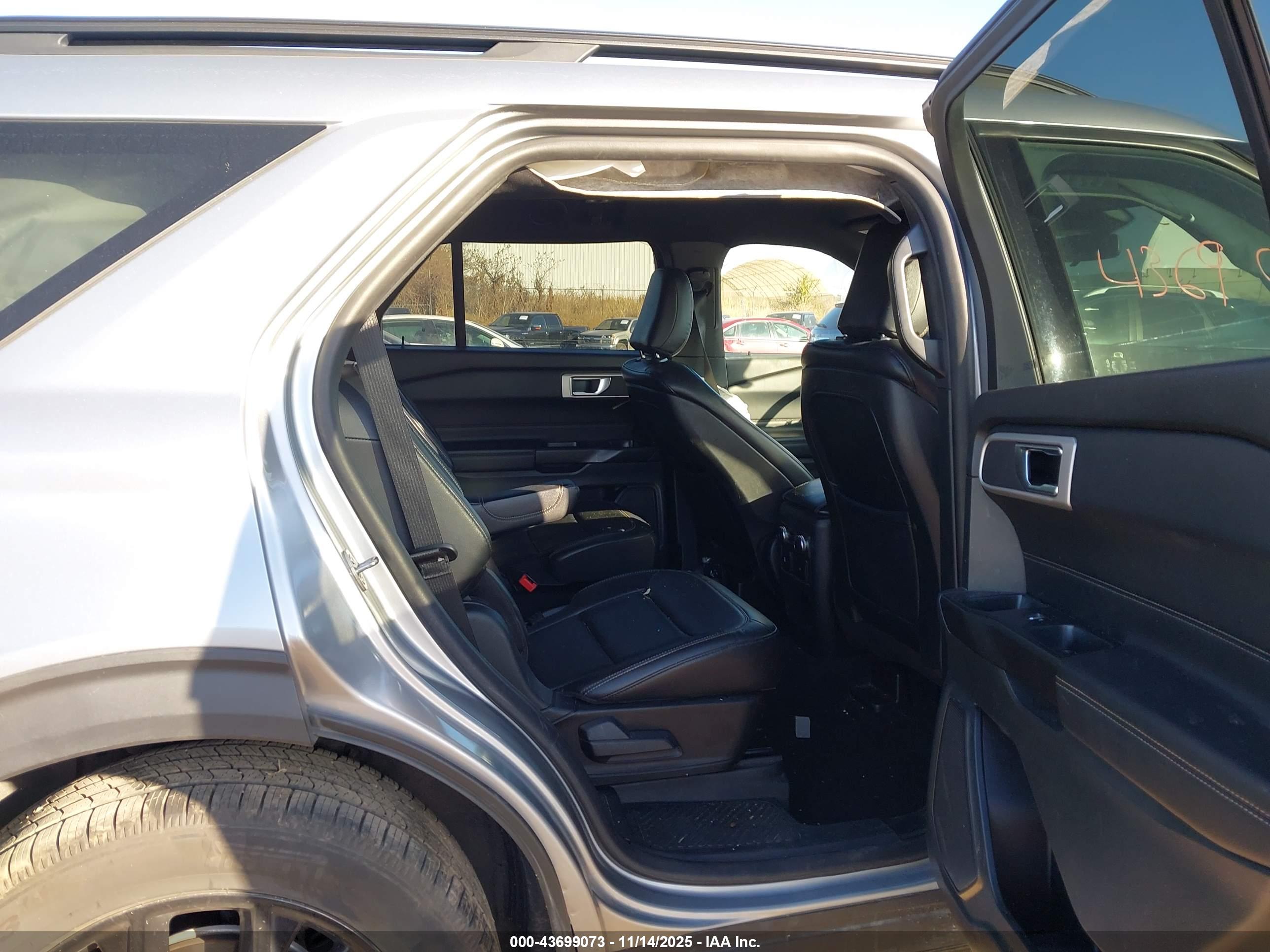 FORD EXPLORER image 8