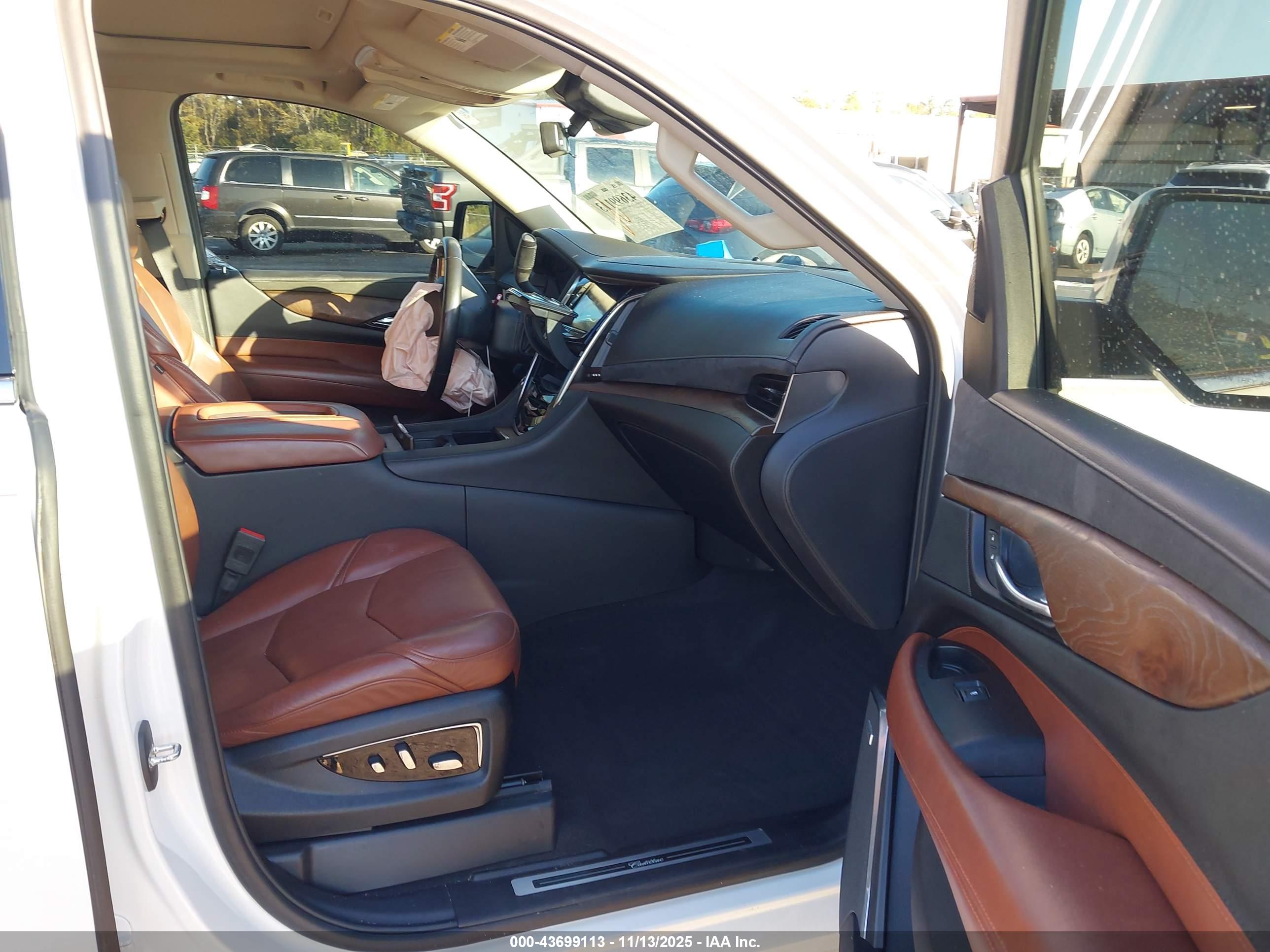 CADILLAC ESCALADE image 5