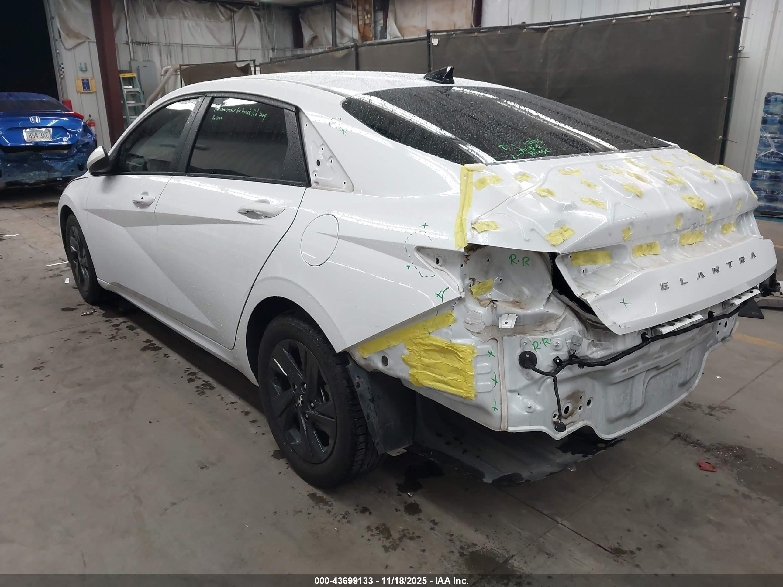 HYUNDAI ELANTRA image 3