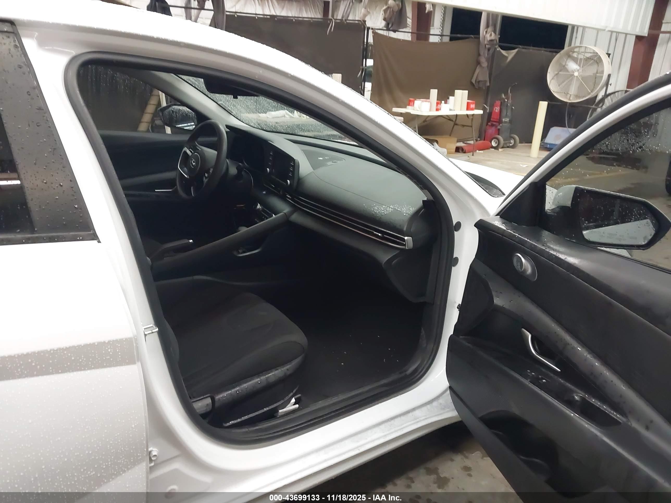 HYUNDAI ELANTRA image 5