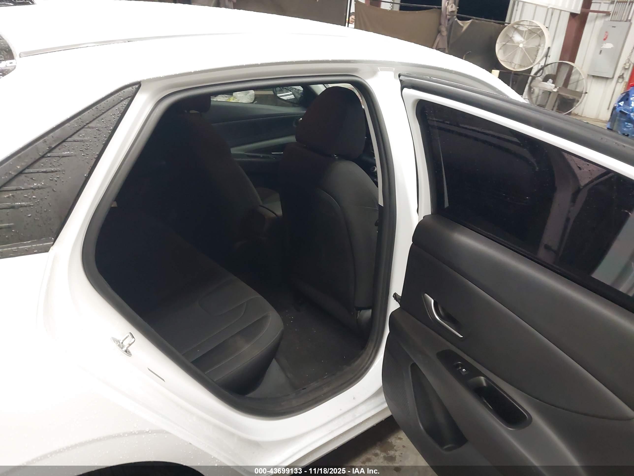 HYUNDAI ELANTRA image 8