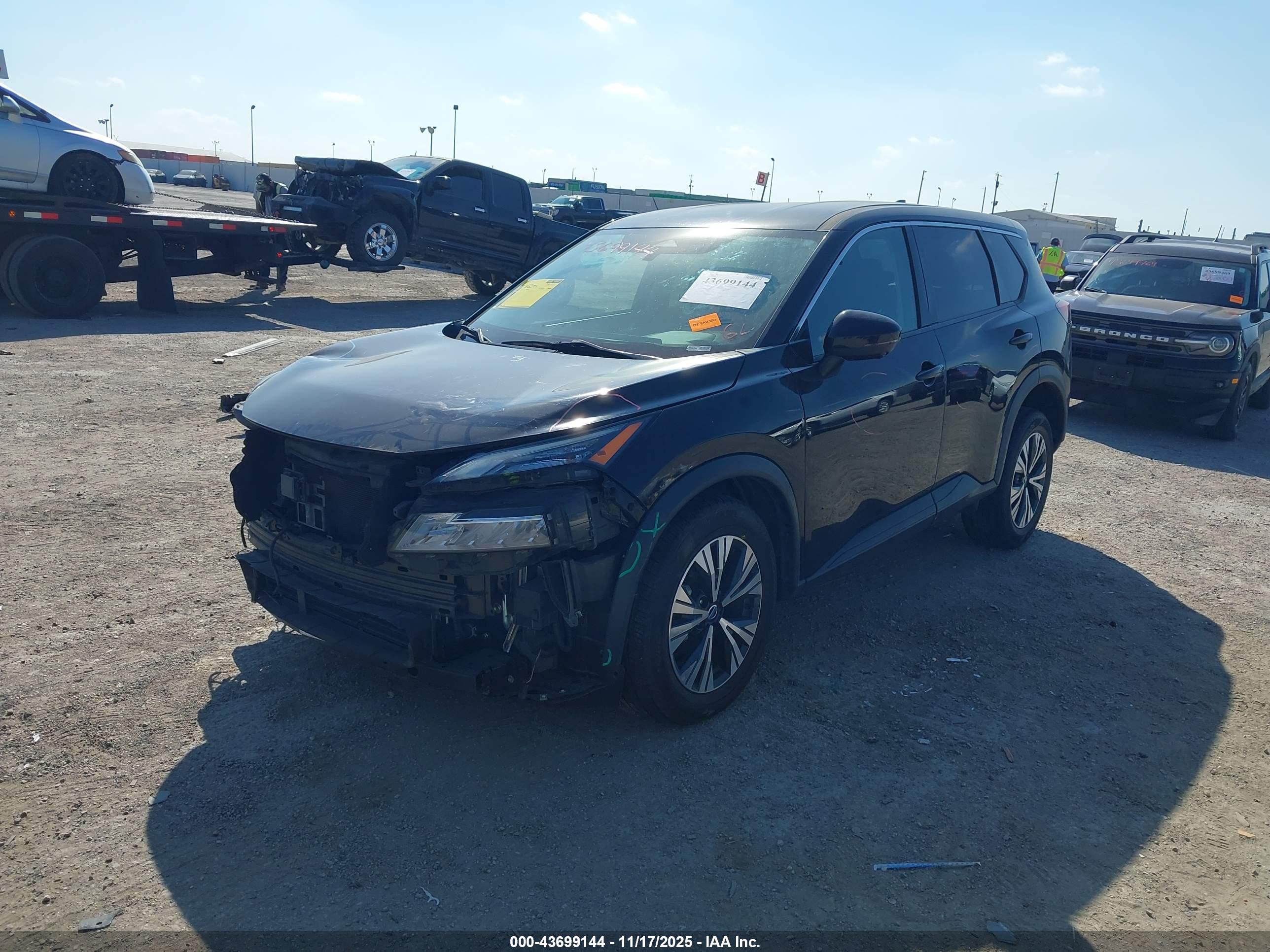 NISSAN ROGUE image 2