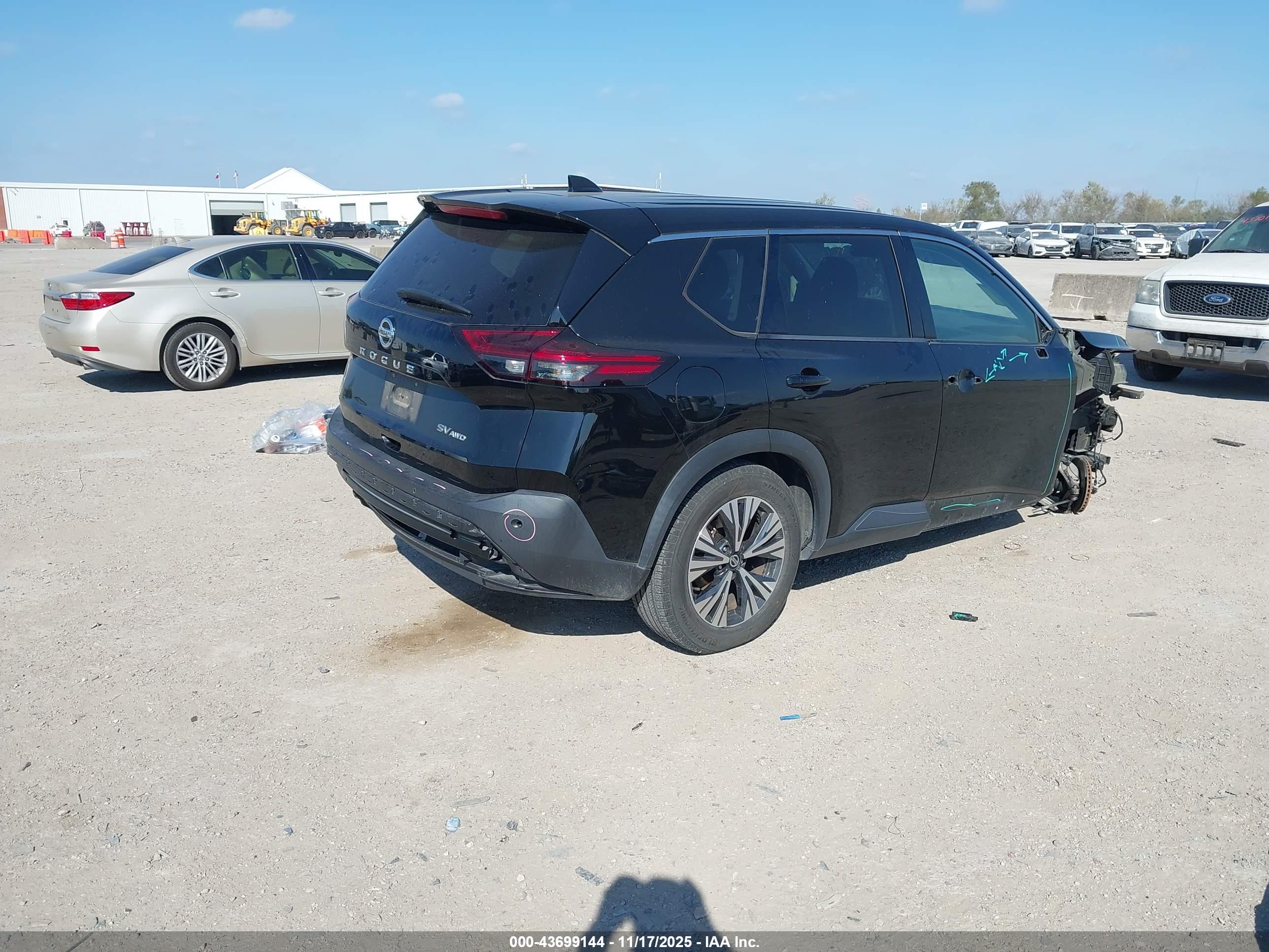 NISSAN ROGUE image 4