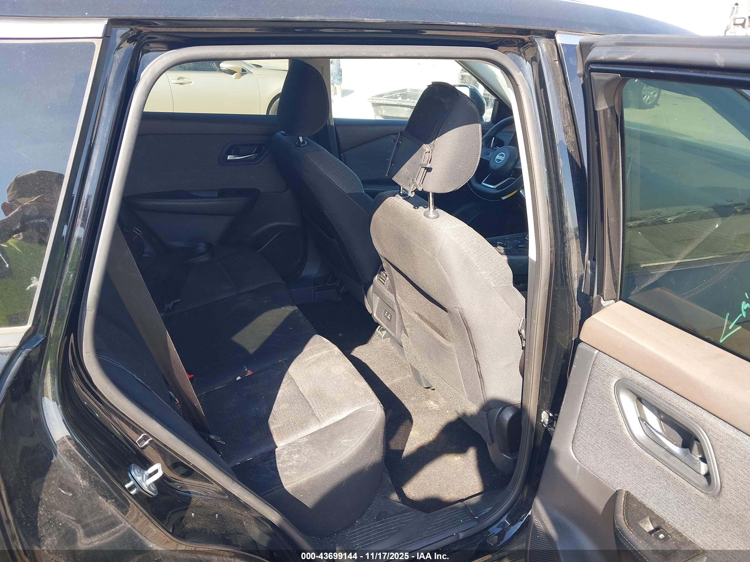 NISSAN ROGUE image 8