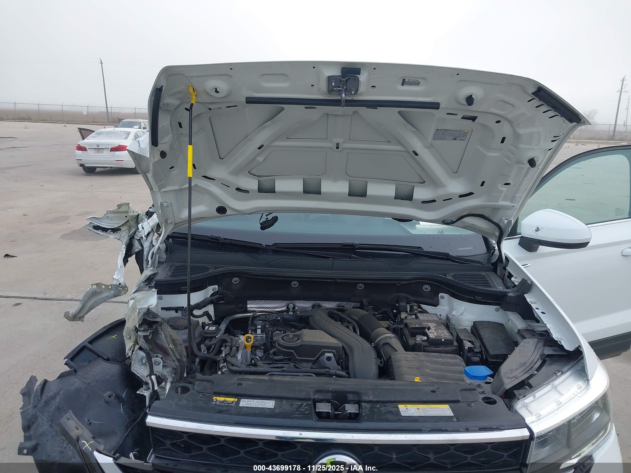 VOLKSWAGEN TAOS image 10