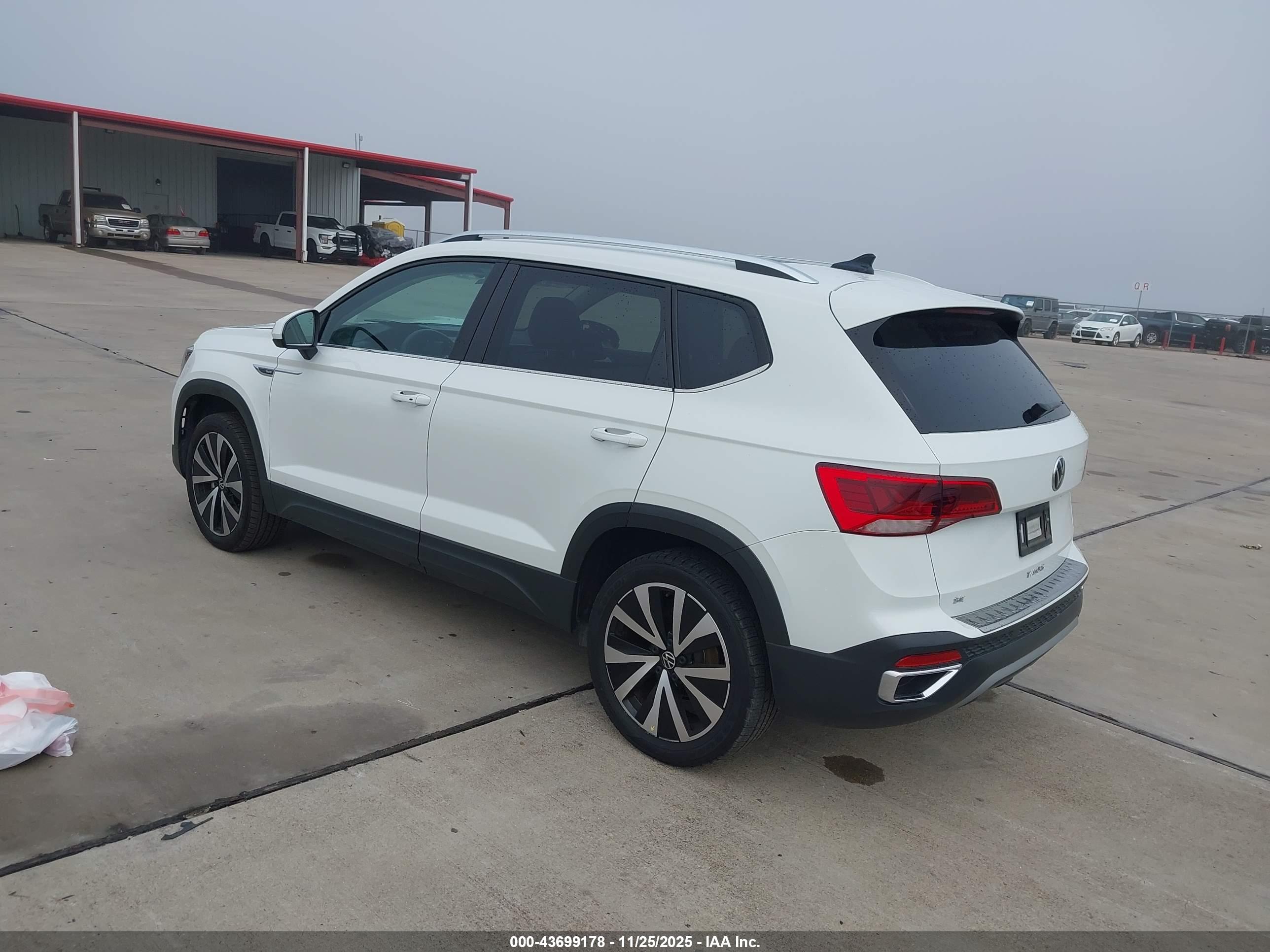 VOLKSWAGEN TAOS image 3