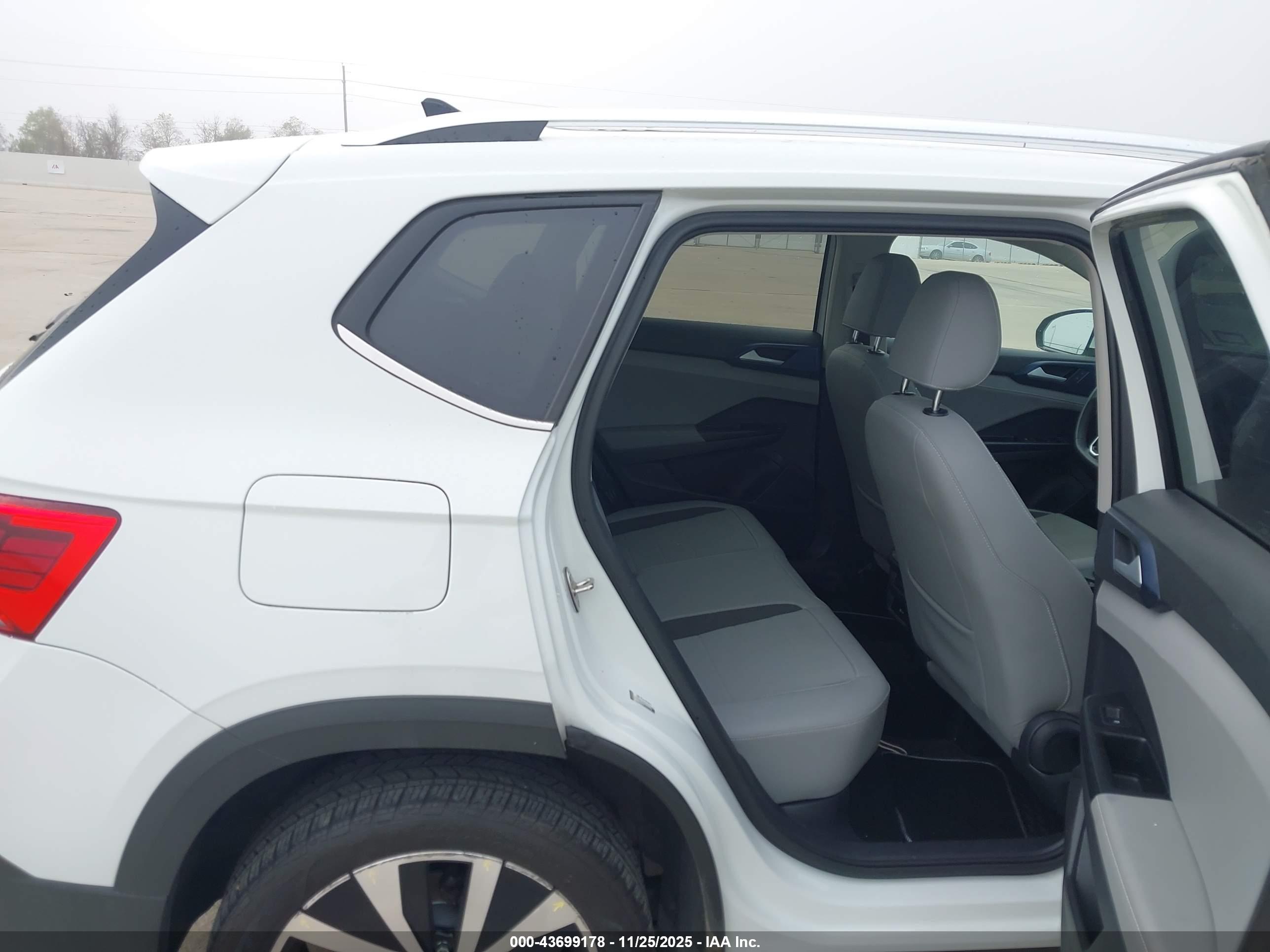 VOLKSWAGEN TAOS image 8