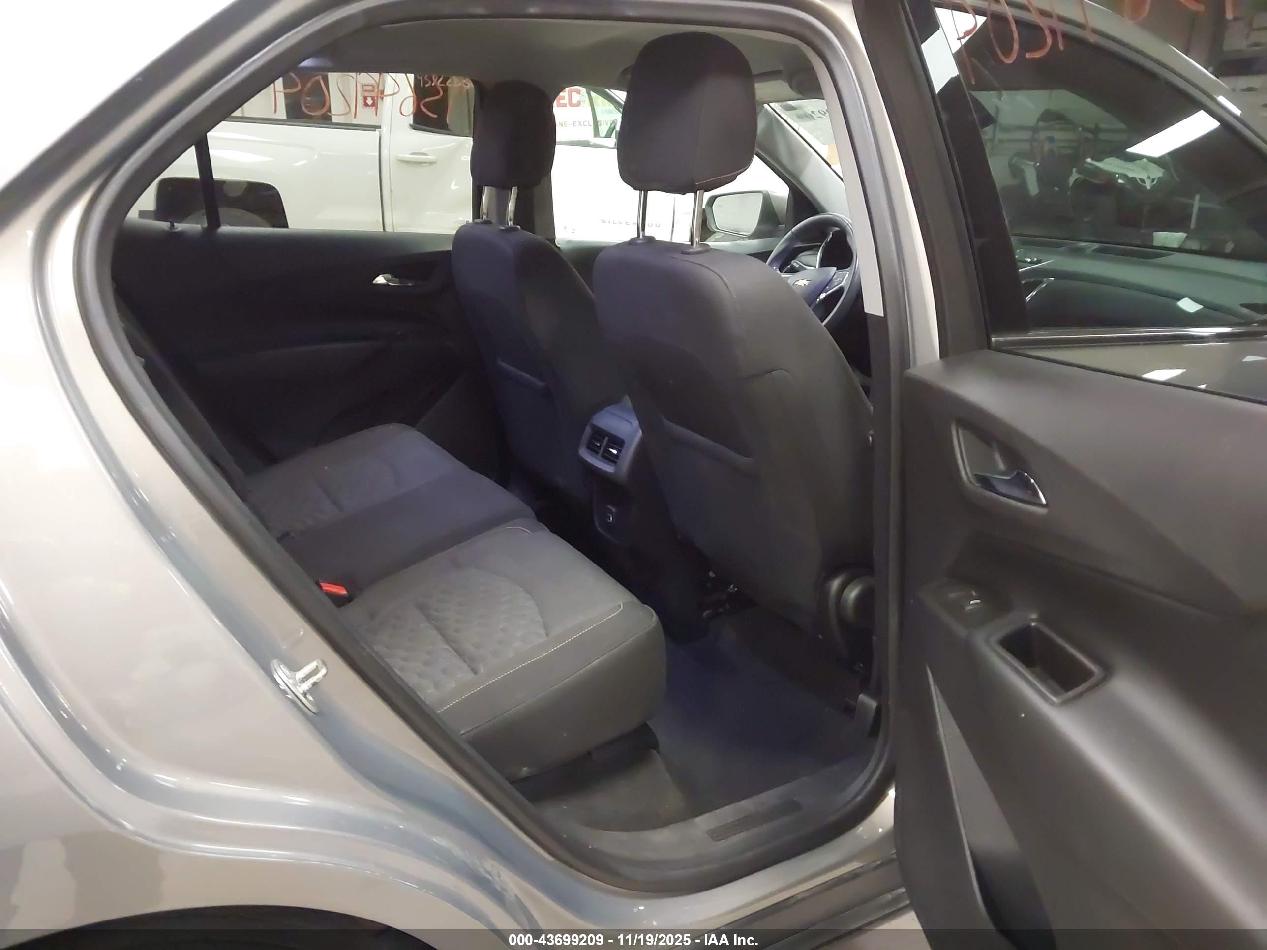 CHEVROLET EQUINOX image 8