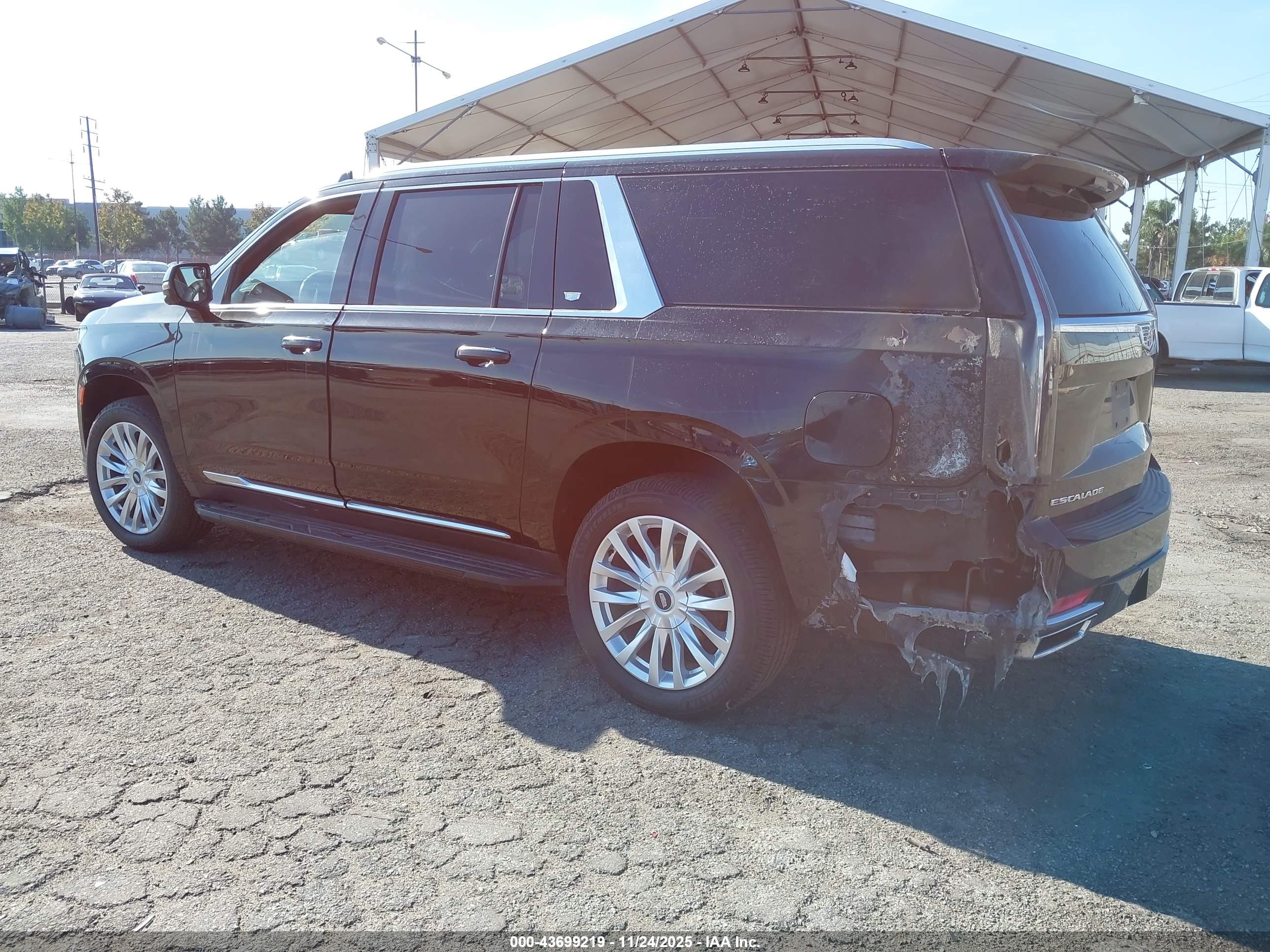 CADILLAC ESCALADE image 3