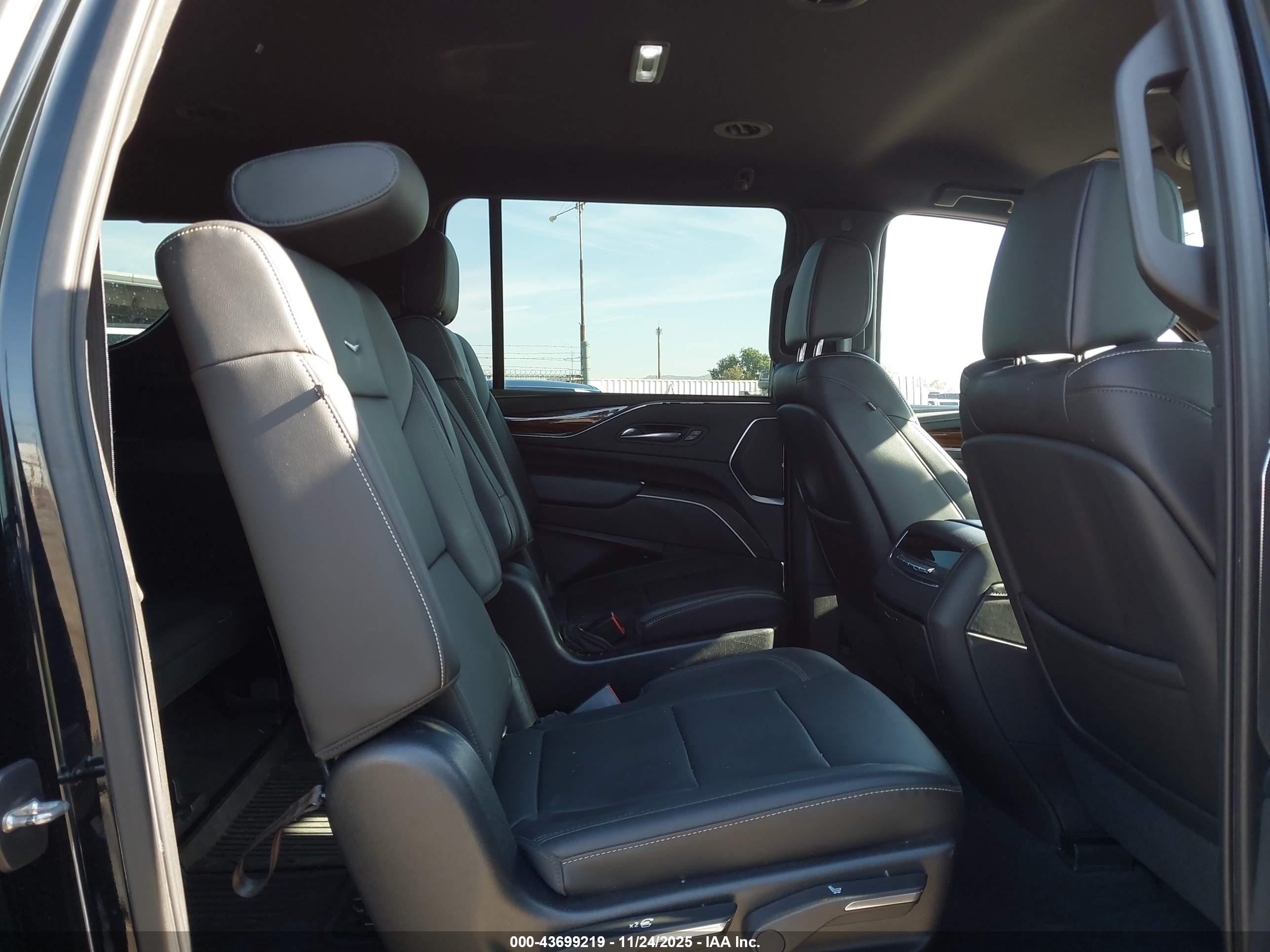 CADILLAC ESCALADE image 8