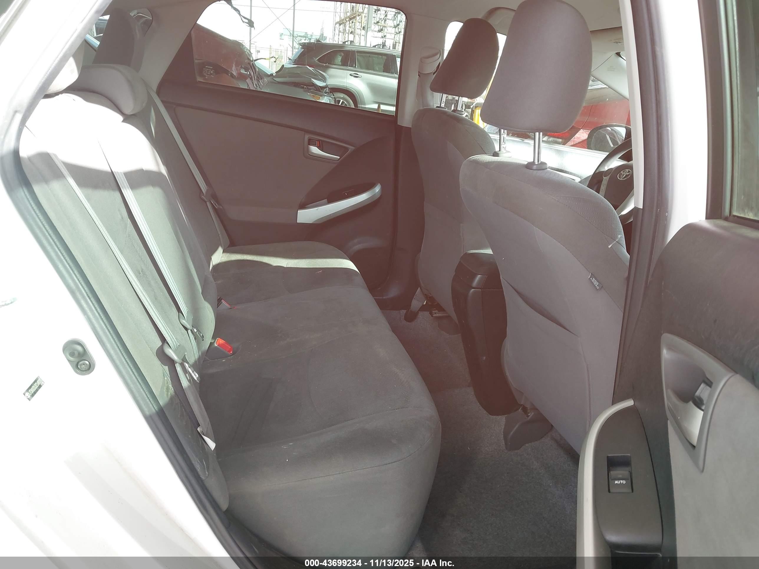 TOYOTA PRIUS image 8