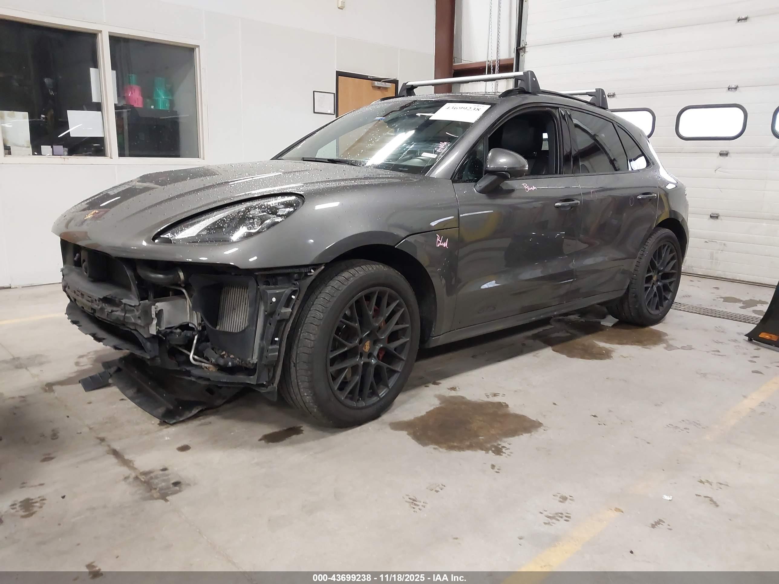 PORSCHE MACAN image 2