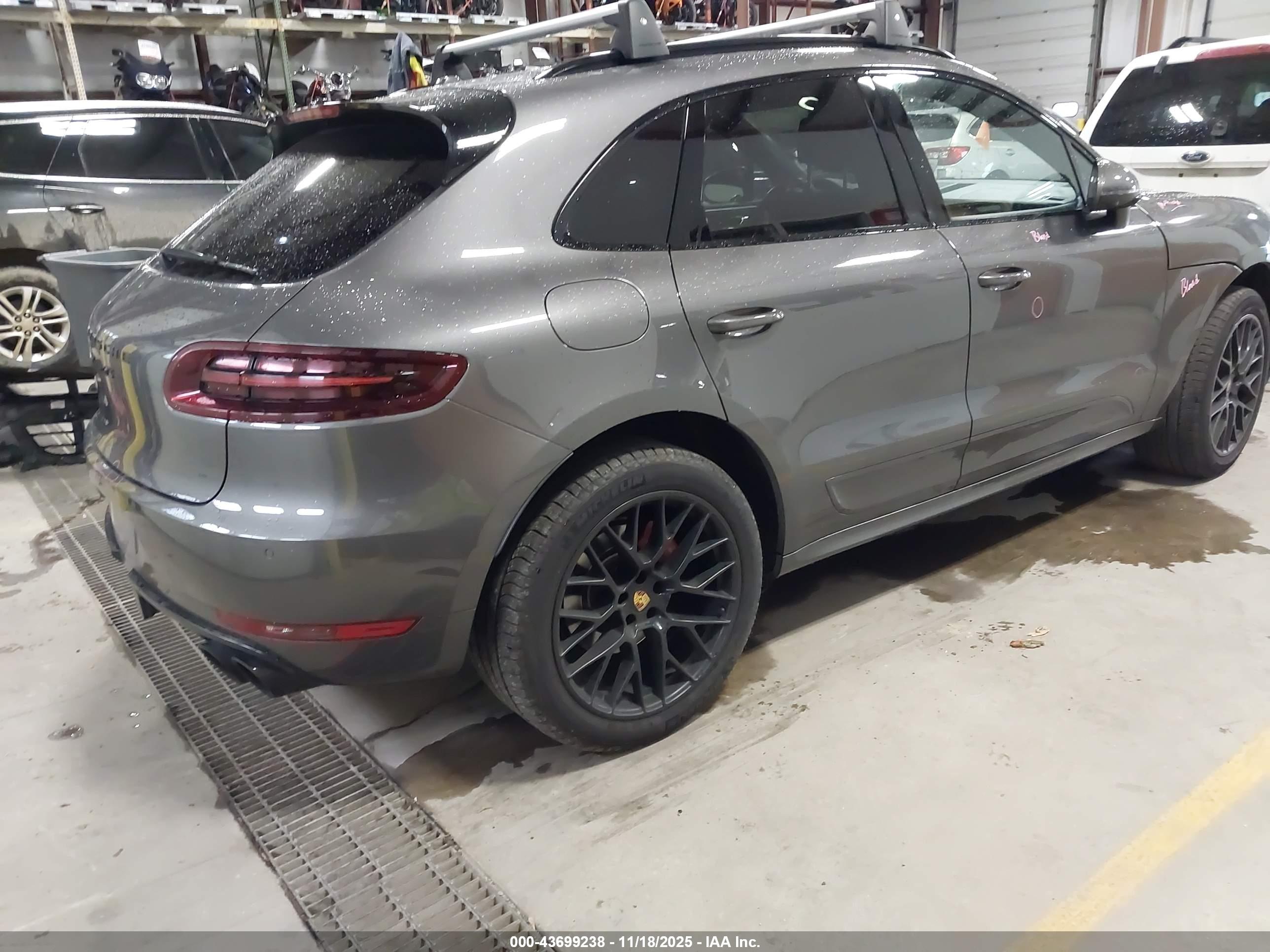 PORSCHE MACAN image 4