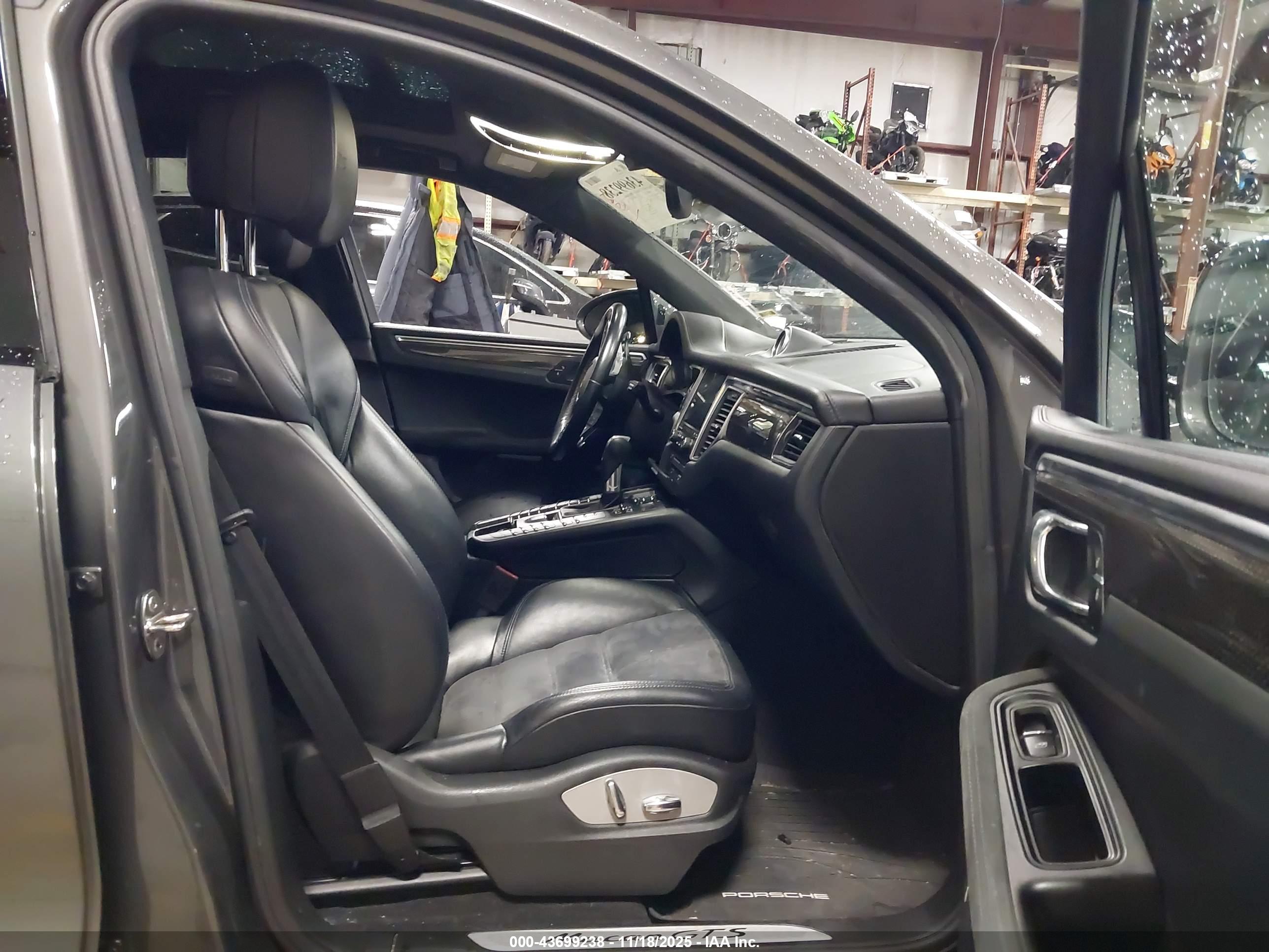 PORSCHE MACAN image 5