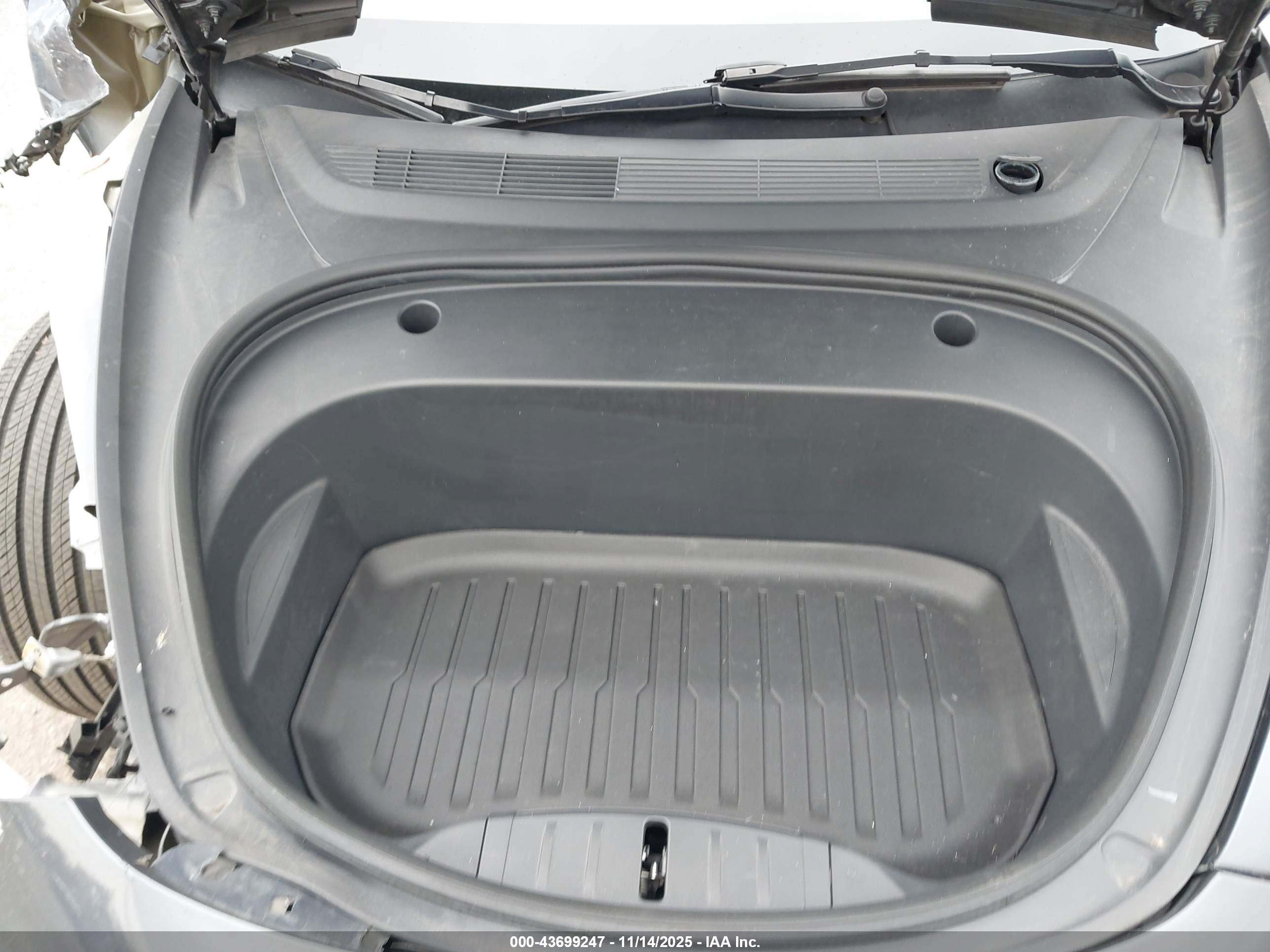 TESLA MODEL image 10