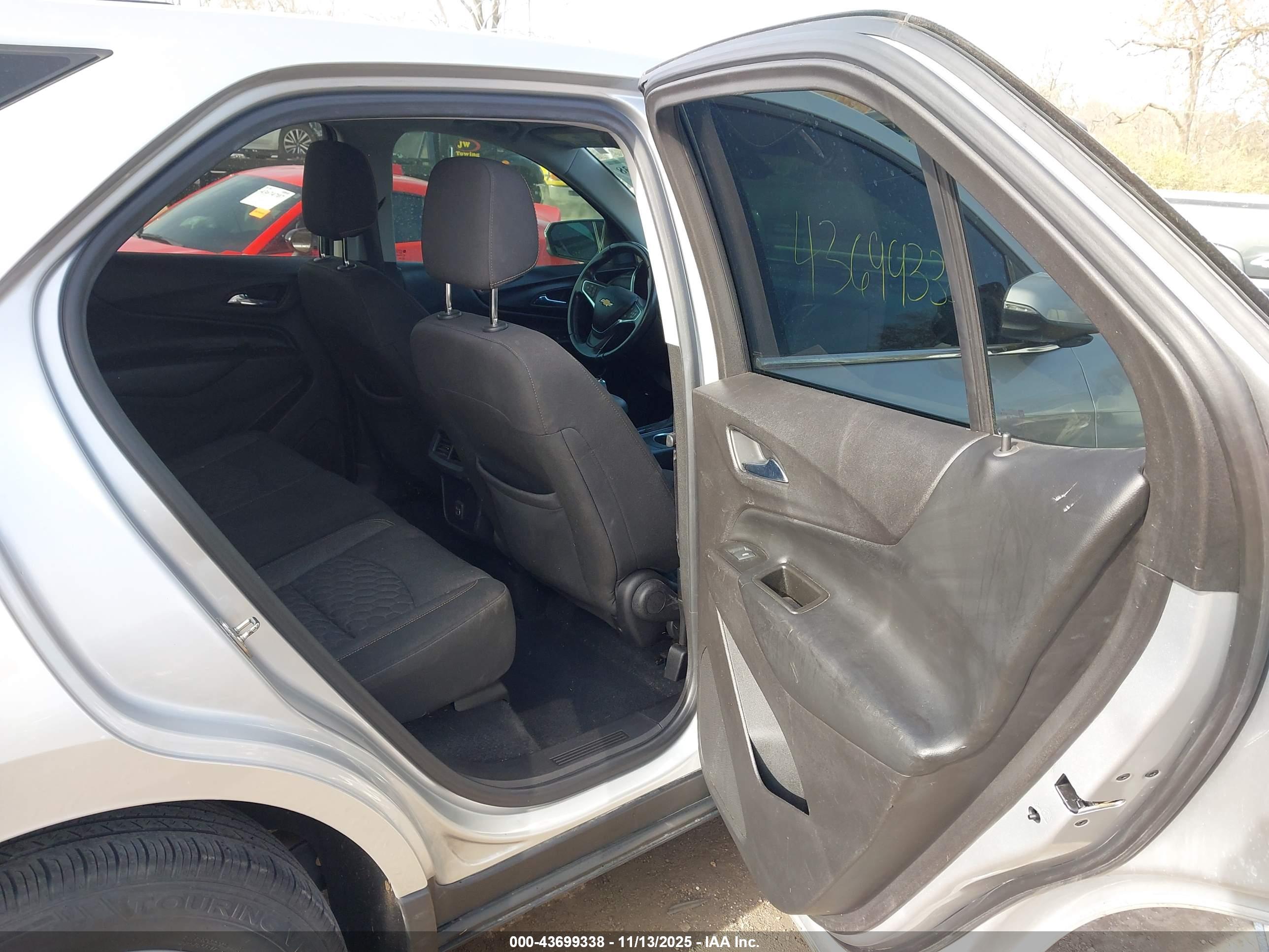 CHEVROLET EQUINOX image 8