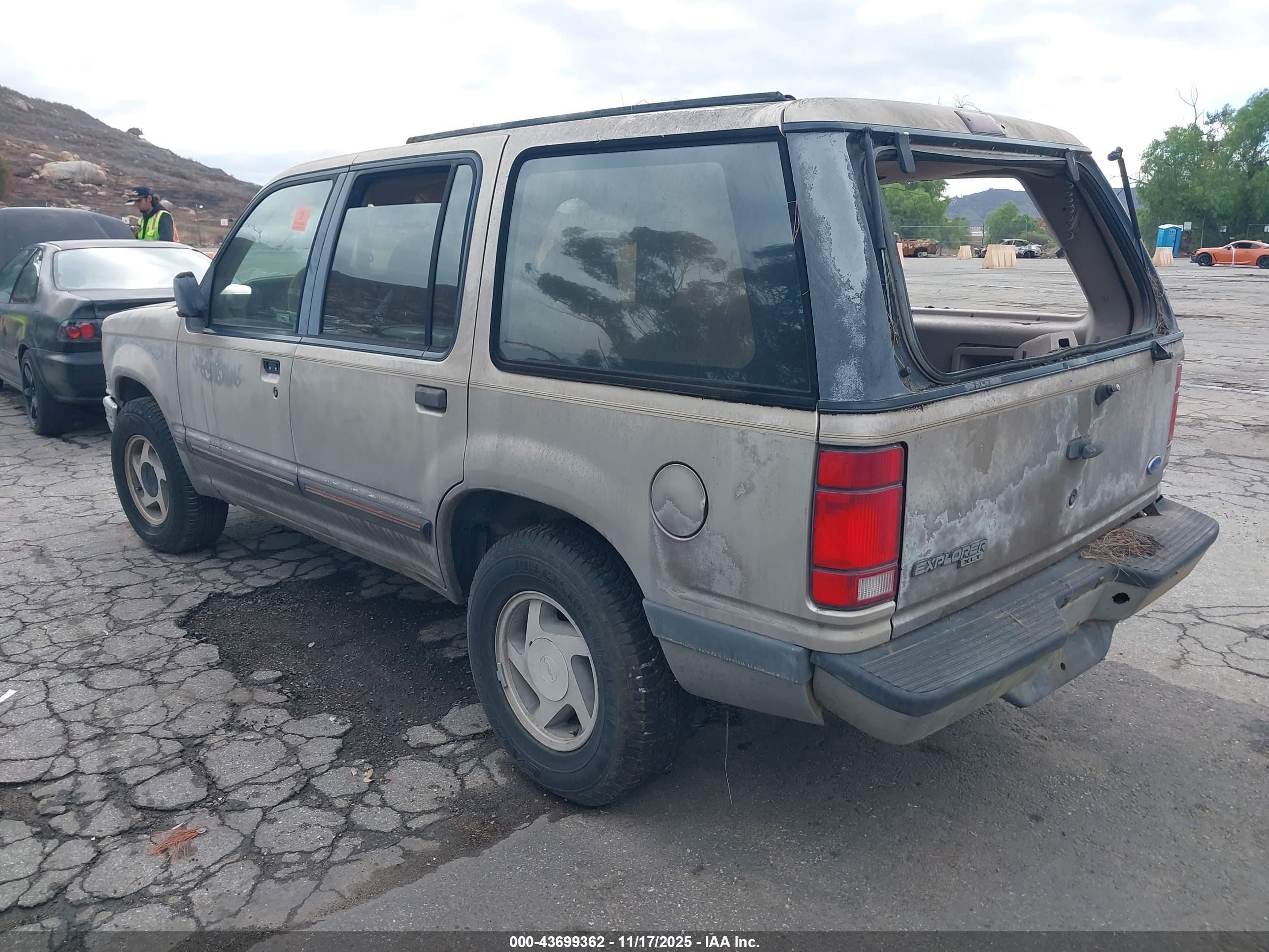 FORD EXPLORER image 3