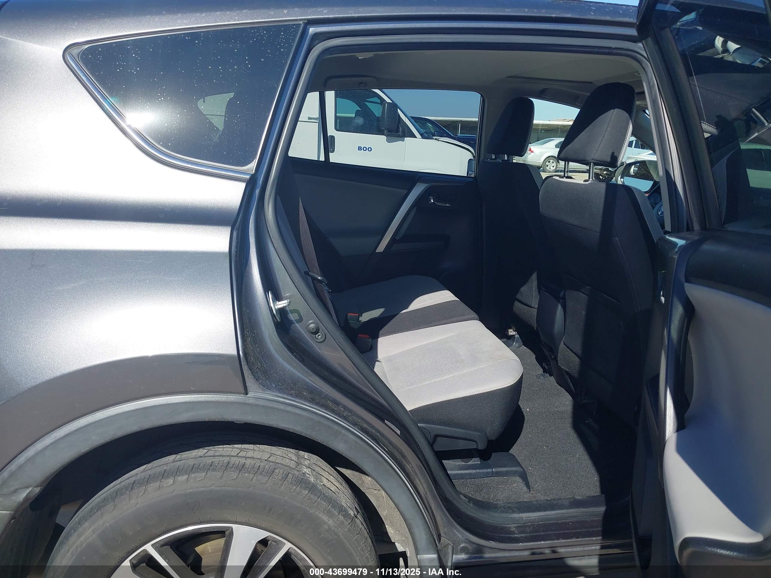 TOYOTA RAV4 image 8