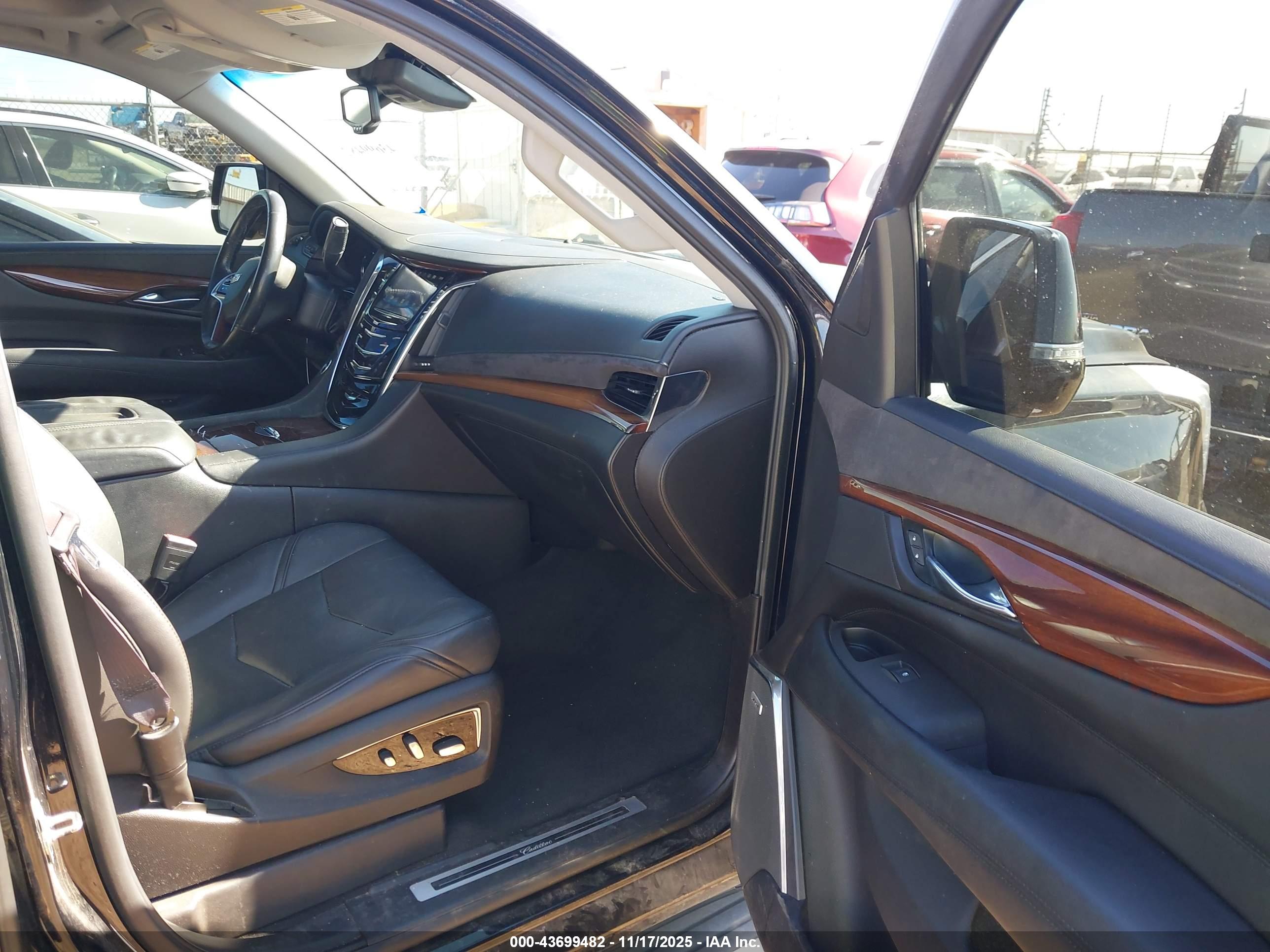 CADILLAC ESCALADE image 5