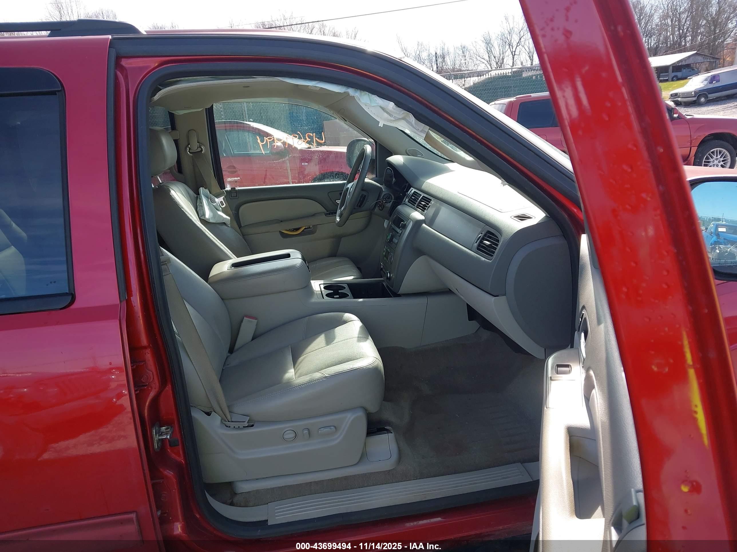 CHEVROLET SUBURBAN image 5