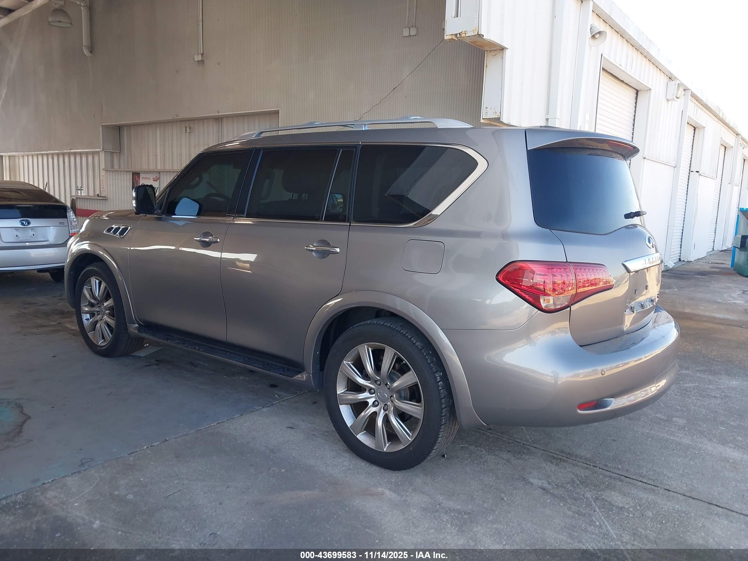 INFINITI QX56 image 3