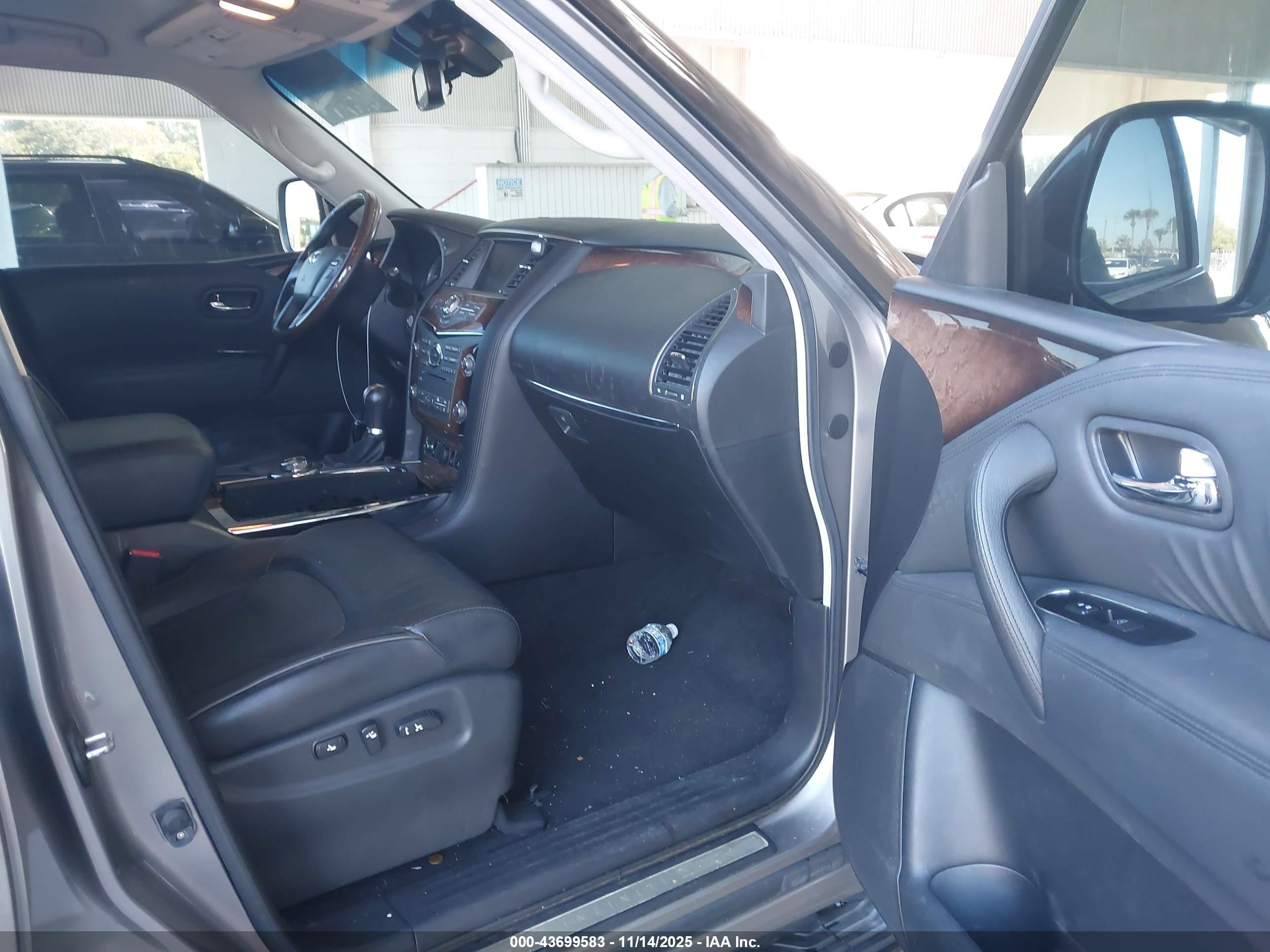 INFINITI QX56 image 5