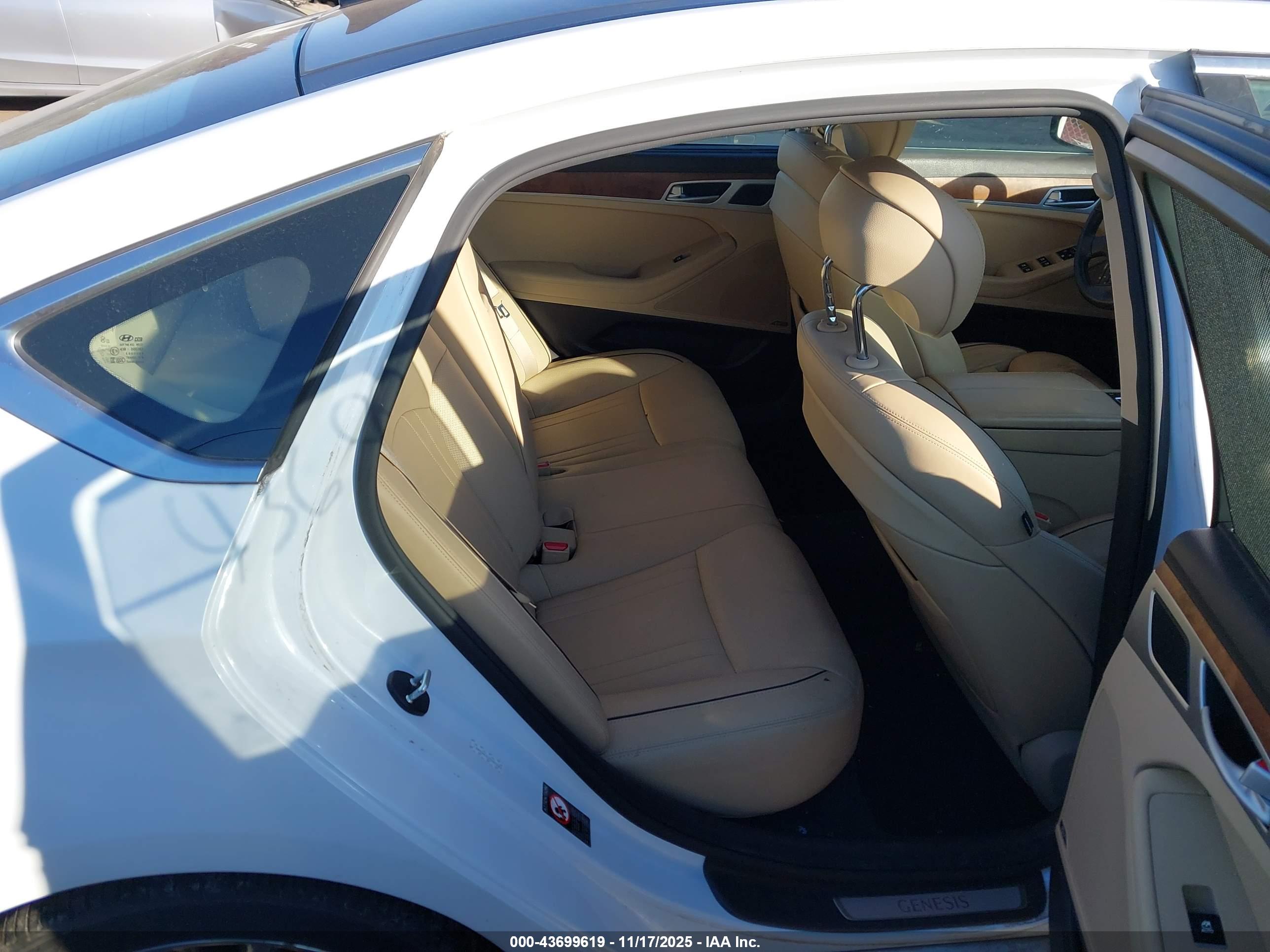 HYUNDAI GENESIS image 8