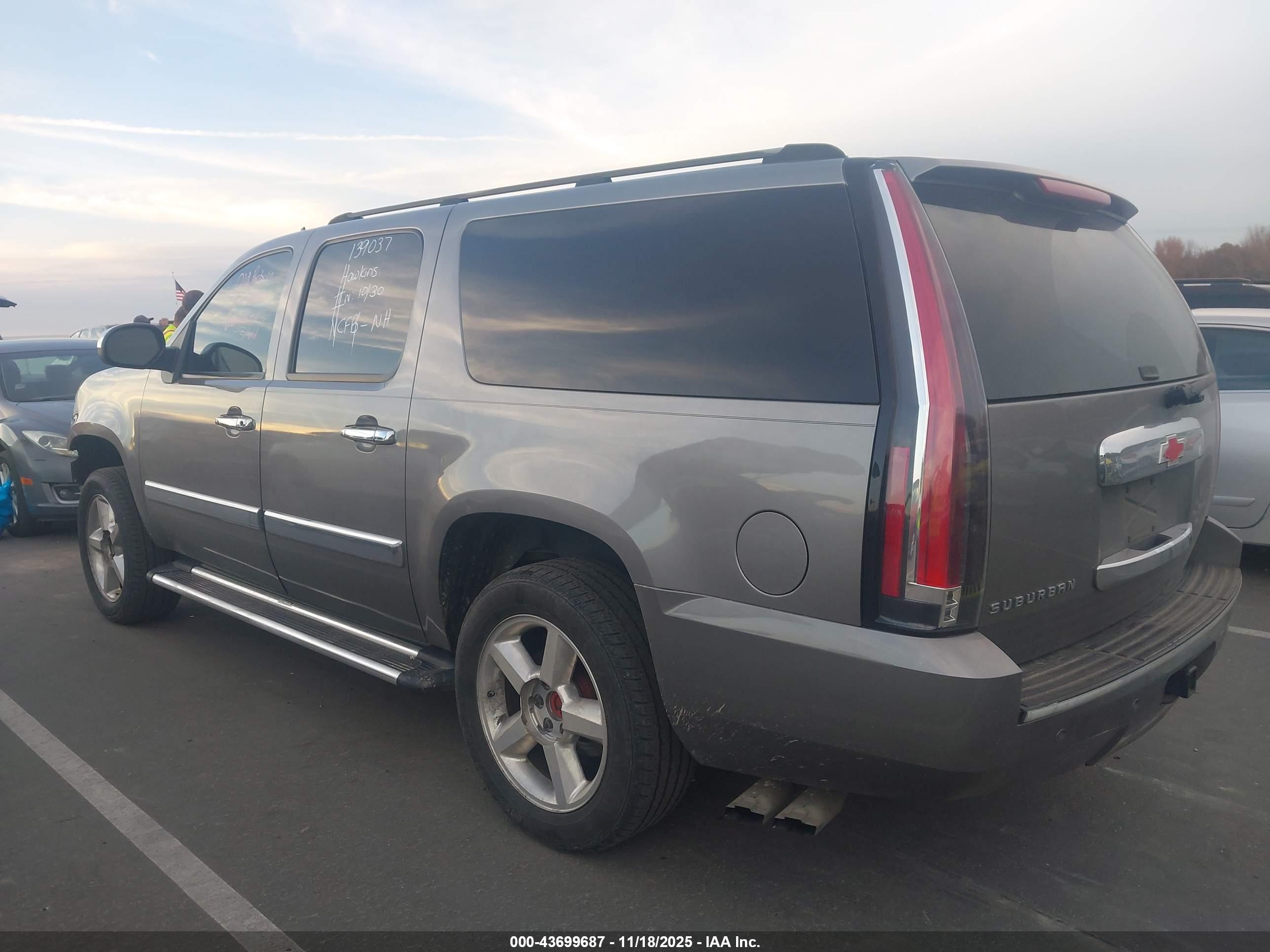 CHEVROLET SUBURBAN image 3