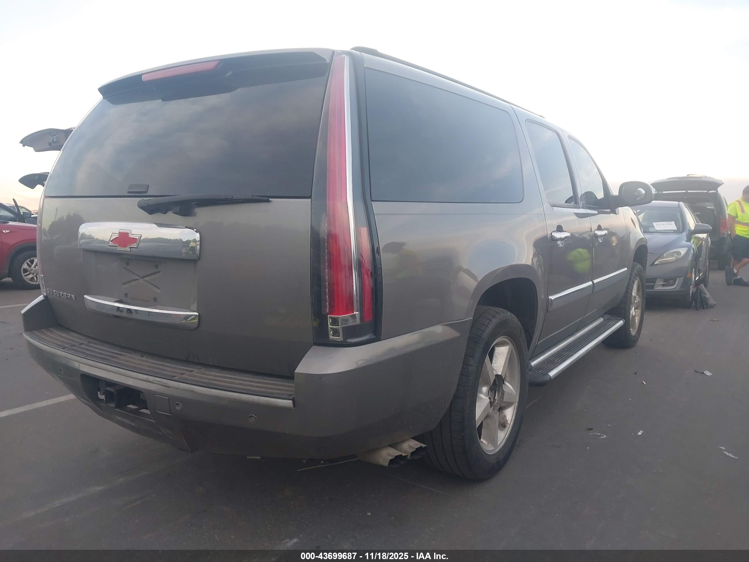 CHEVROLET SUBURBAN image 4