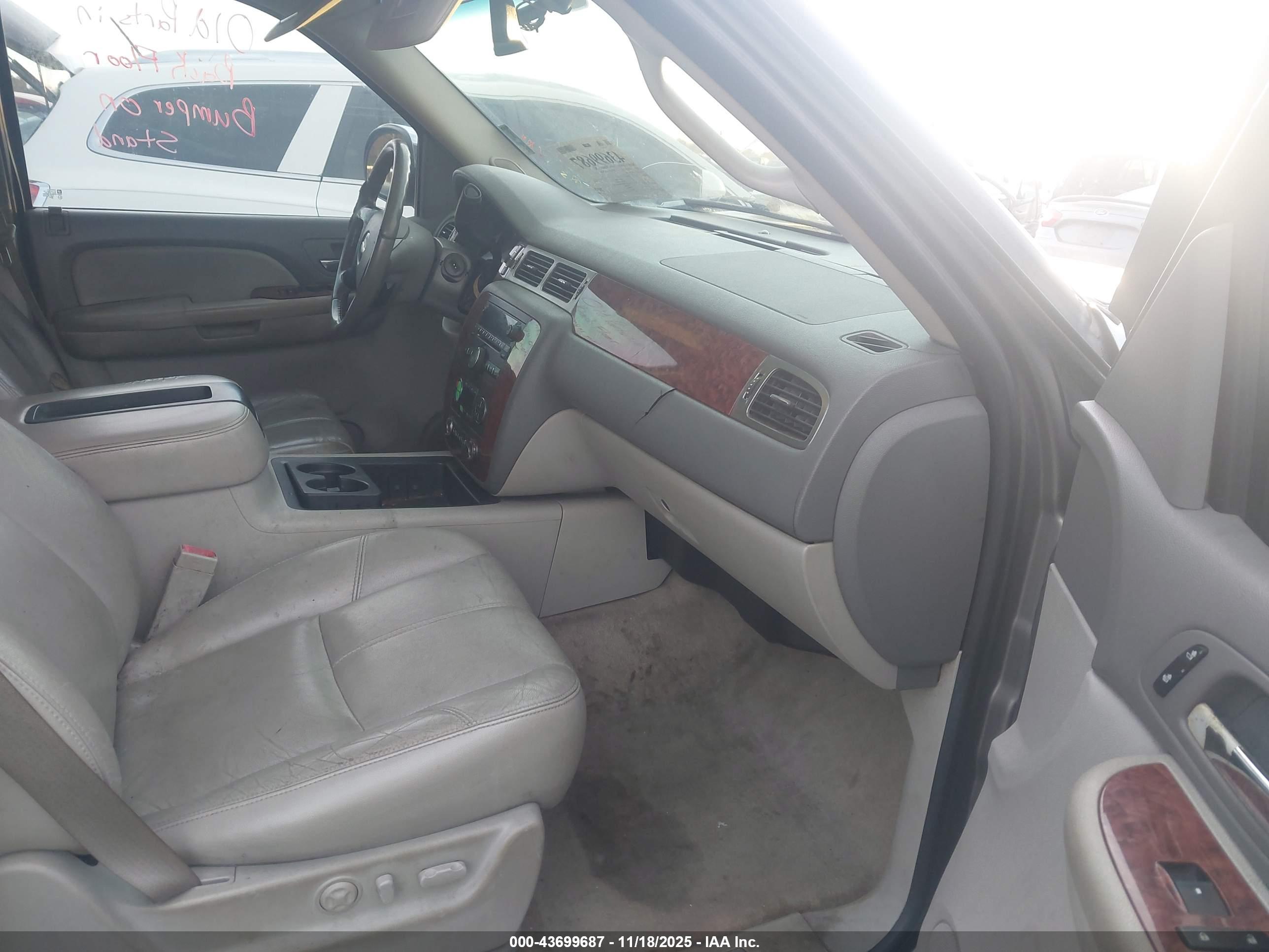 CHEVROLET SUBURBAN image 5