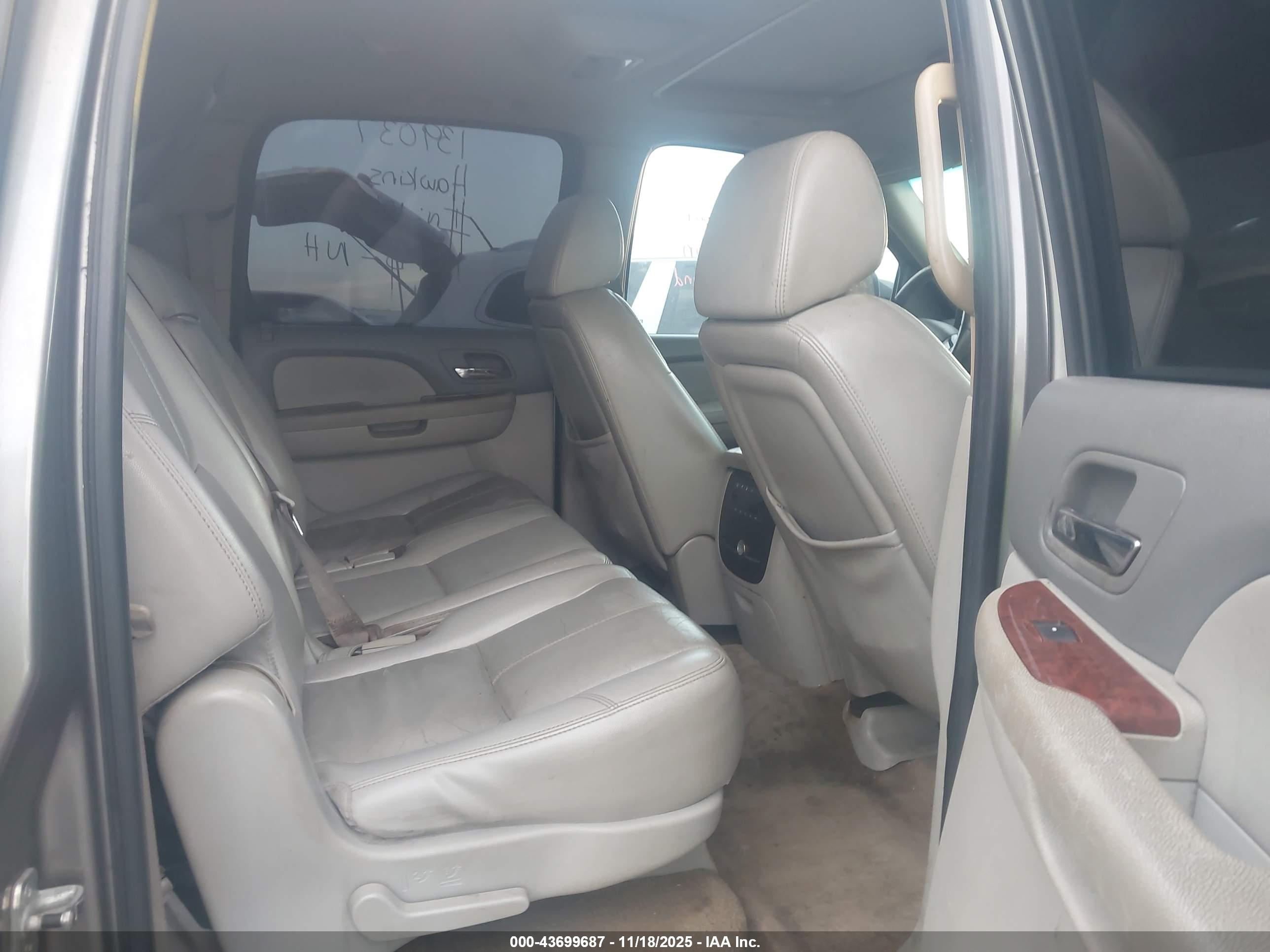 CHEVROLET SUBURBAN image 8