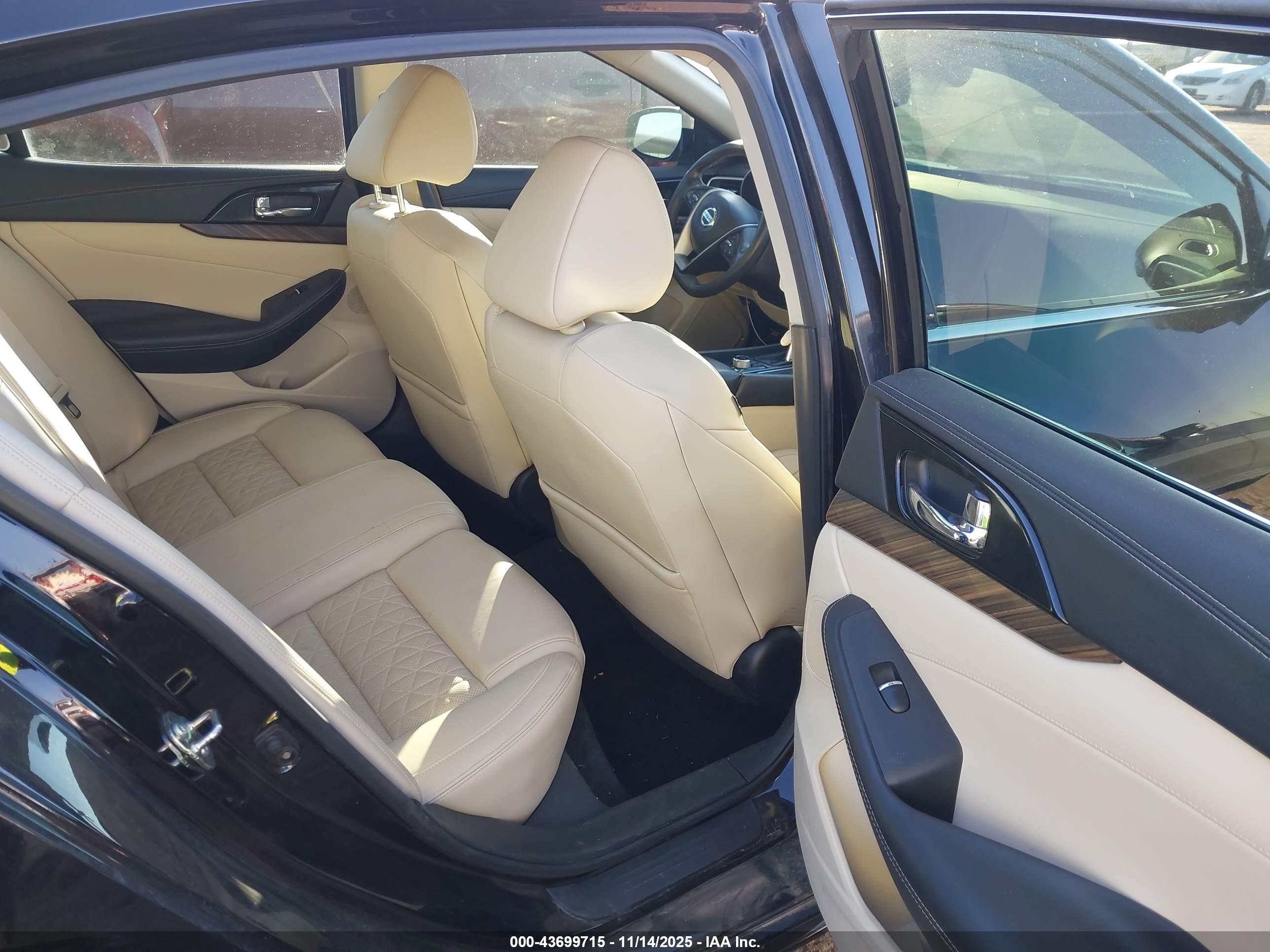 NISSAN MAXIMA image 8