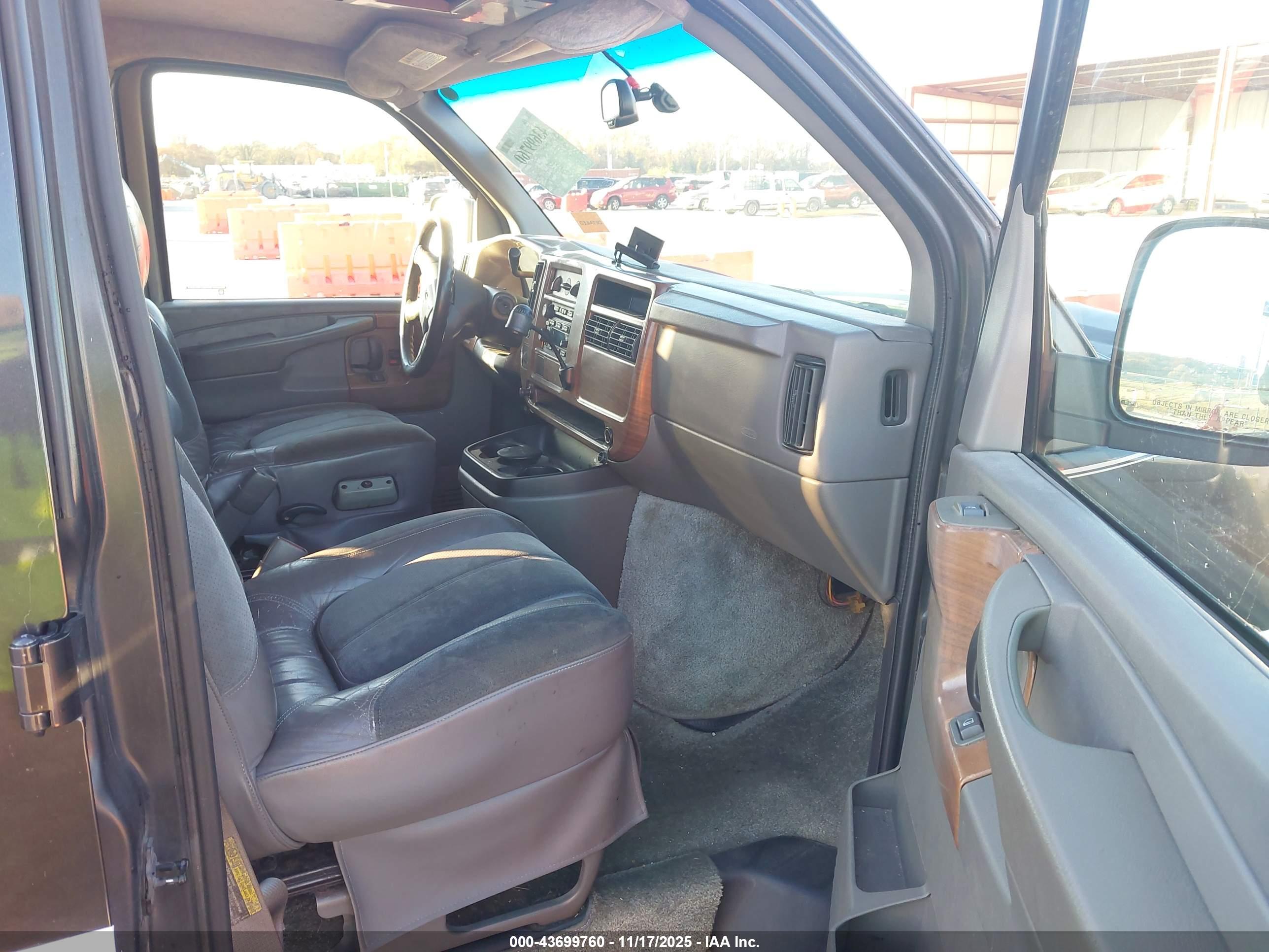 GMC SAVANA image 5