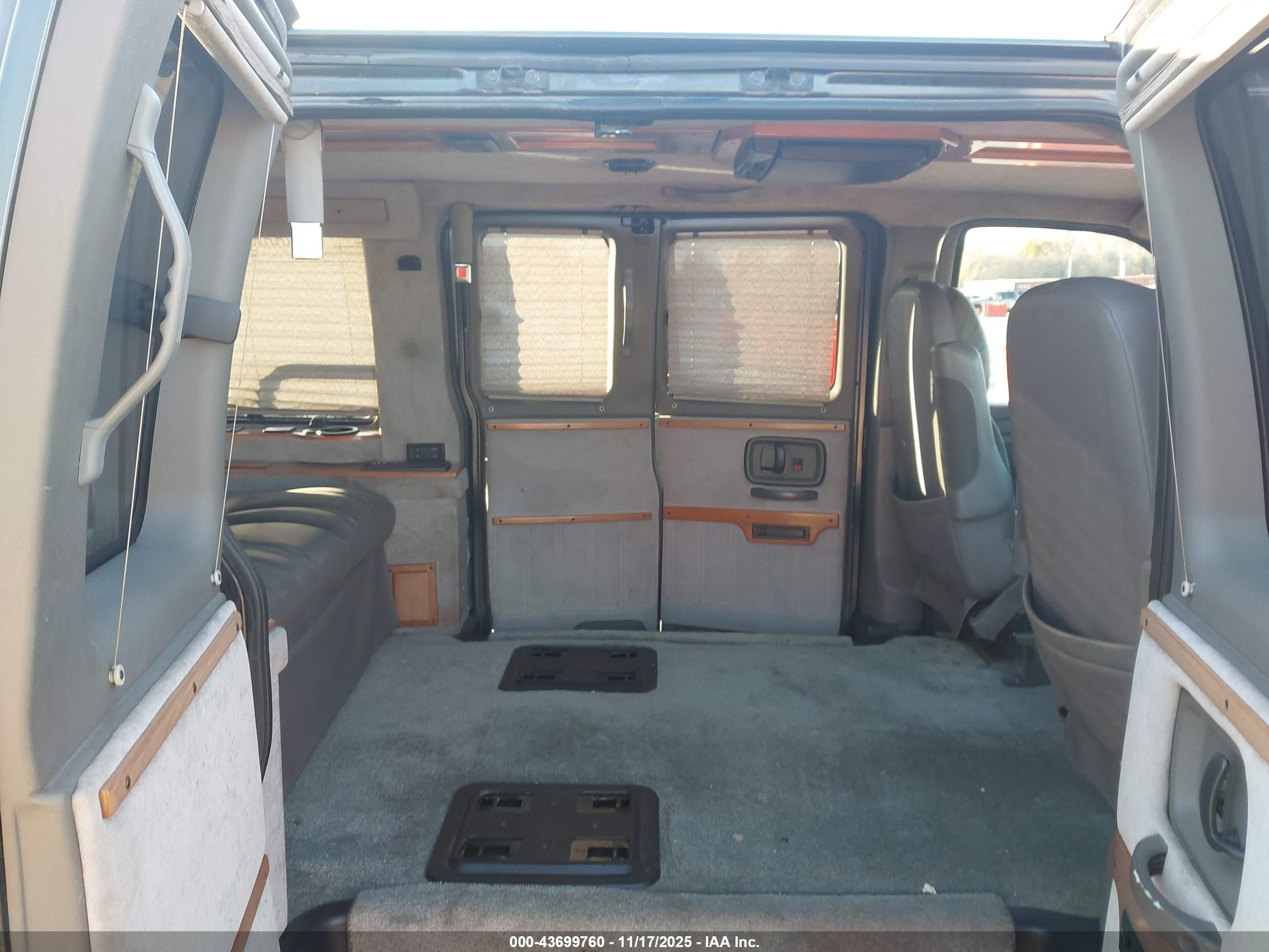 GMC SAVANA image 8