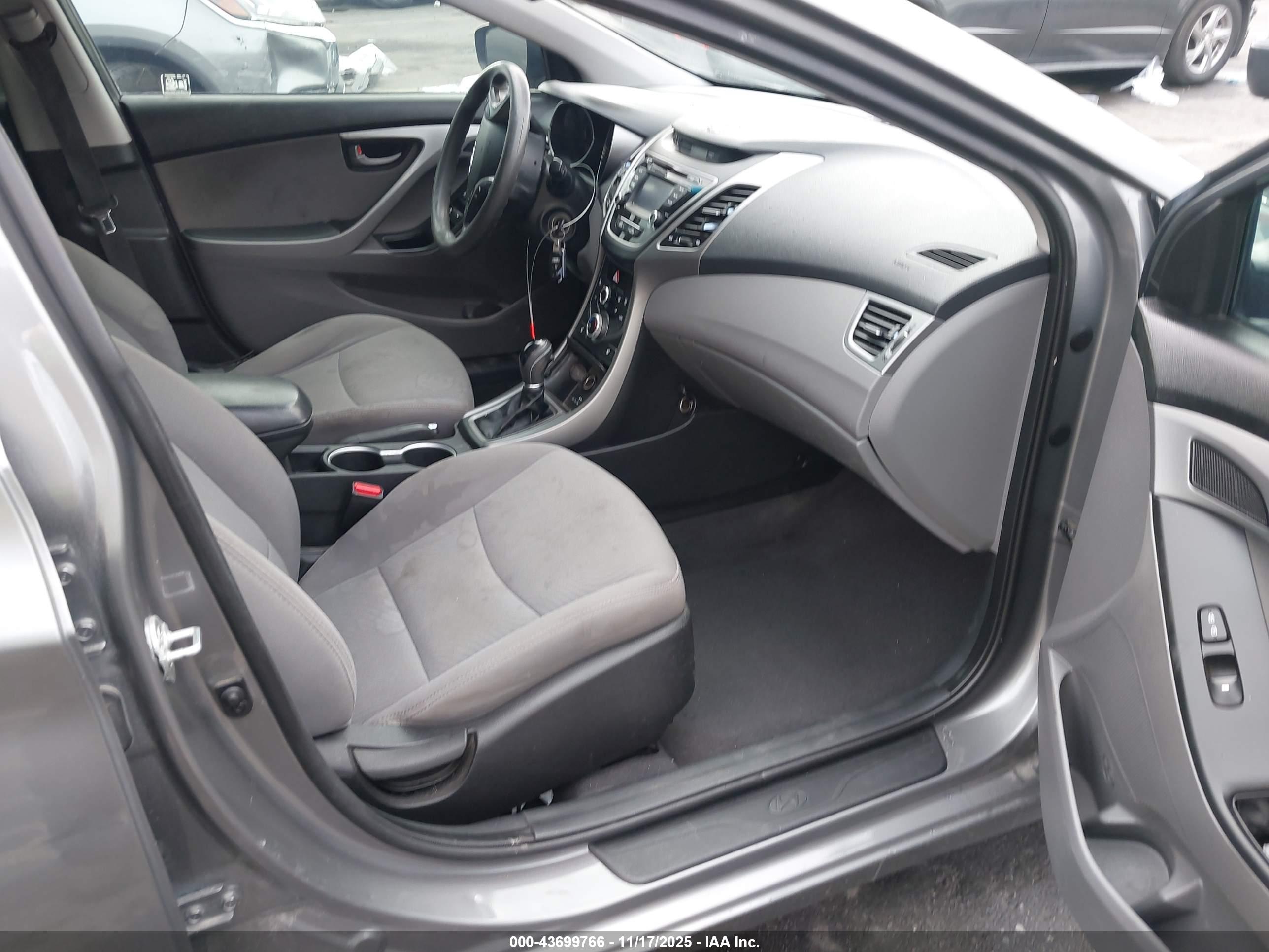 HYUNDAI ELANTRA image 5