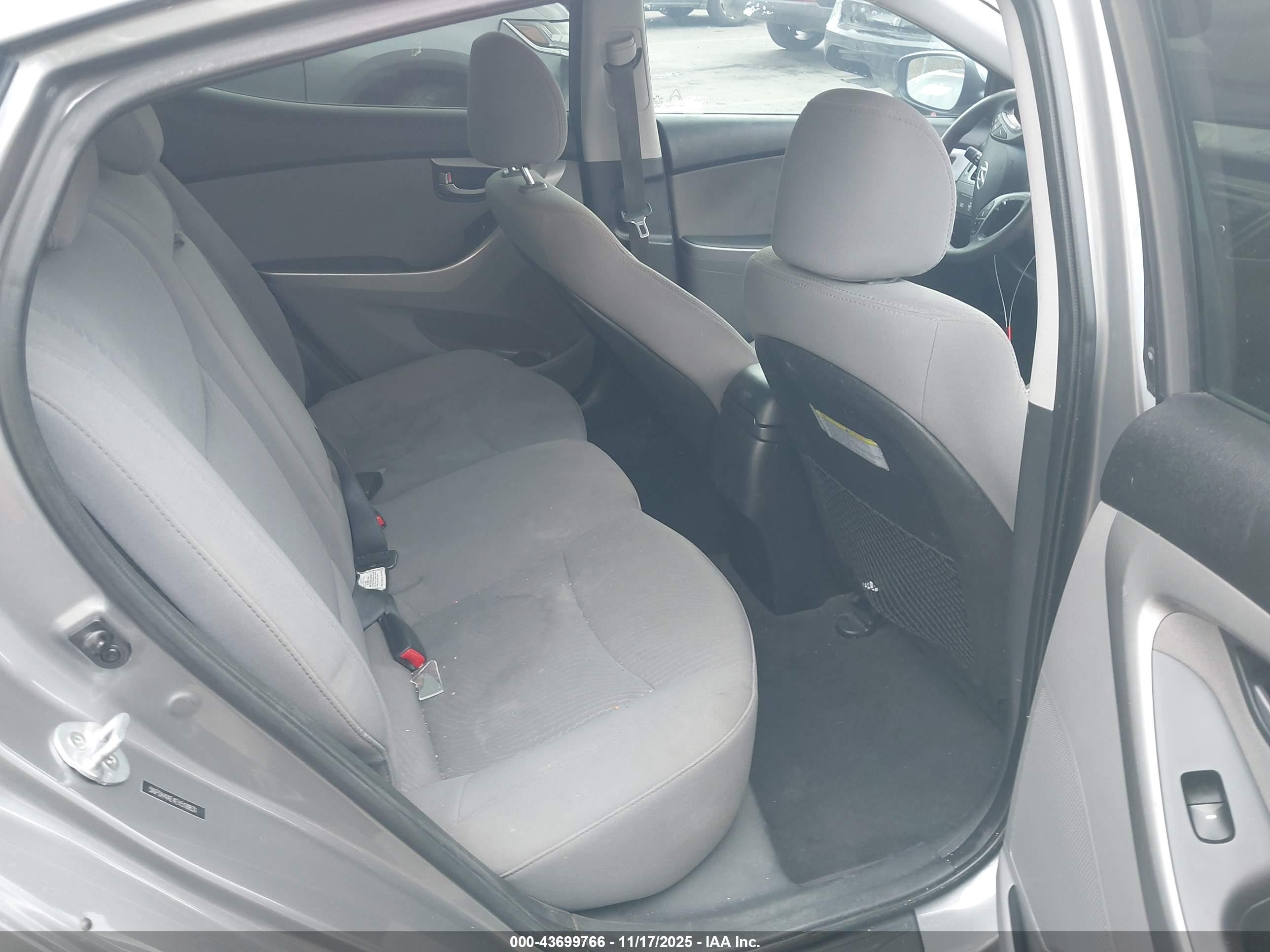 HYUNDAI ELANTRA image 8