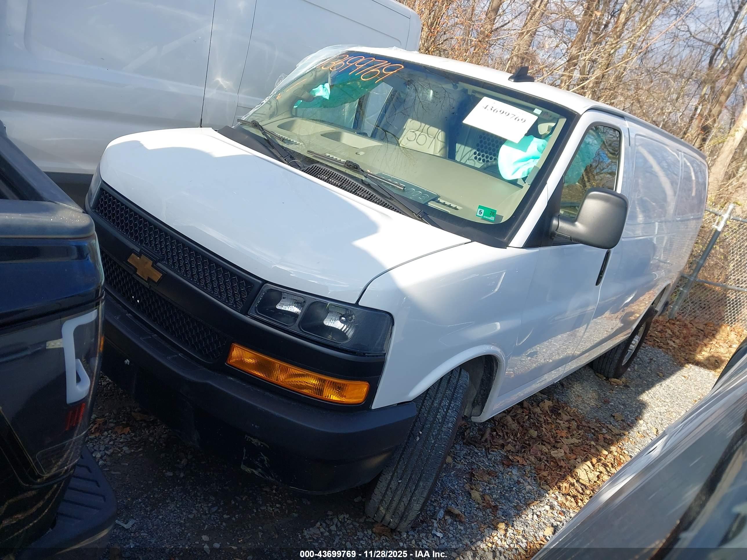 CHEVROLET EXPRESS image 2