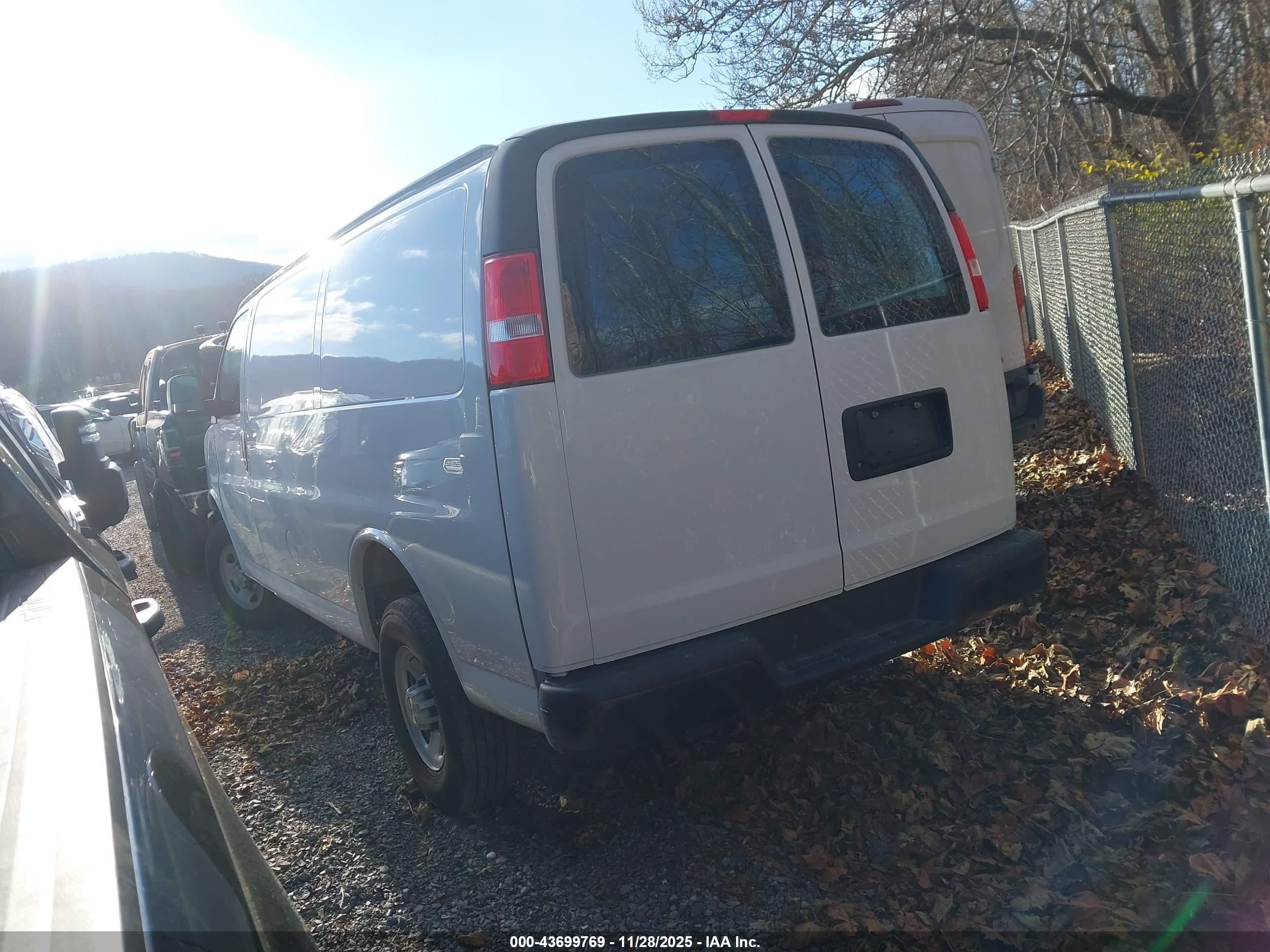 CHEVROLET EXPRESS image 3
